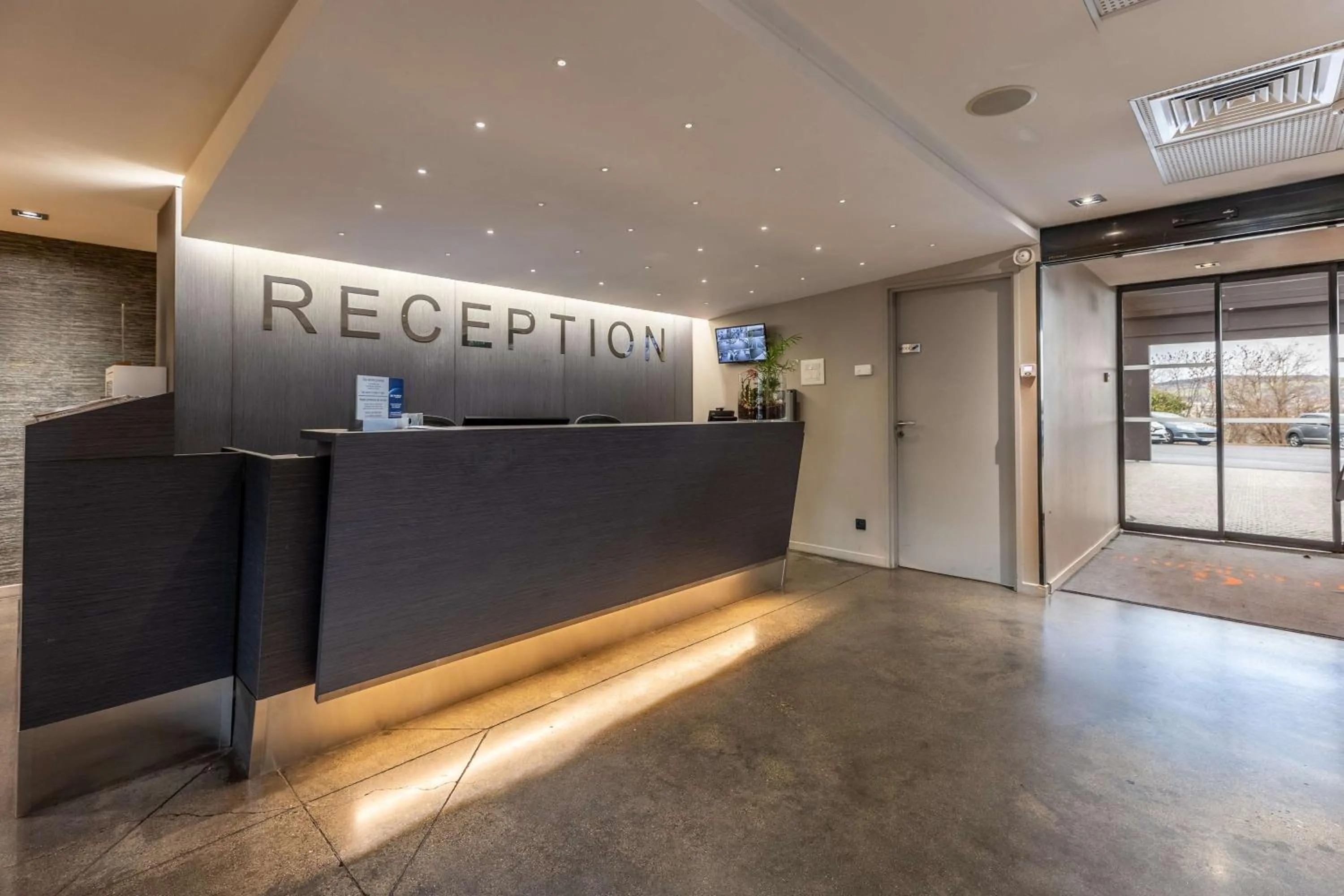 Lobby or reception in Best Western Plus Hôtel Gergovie