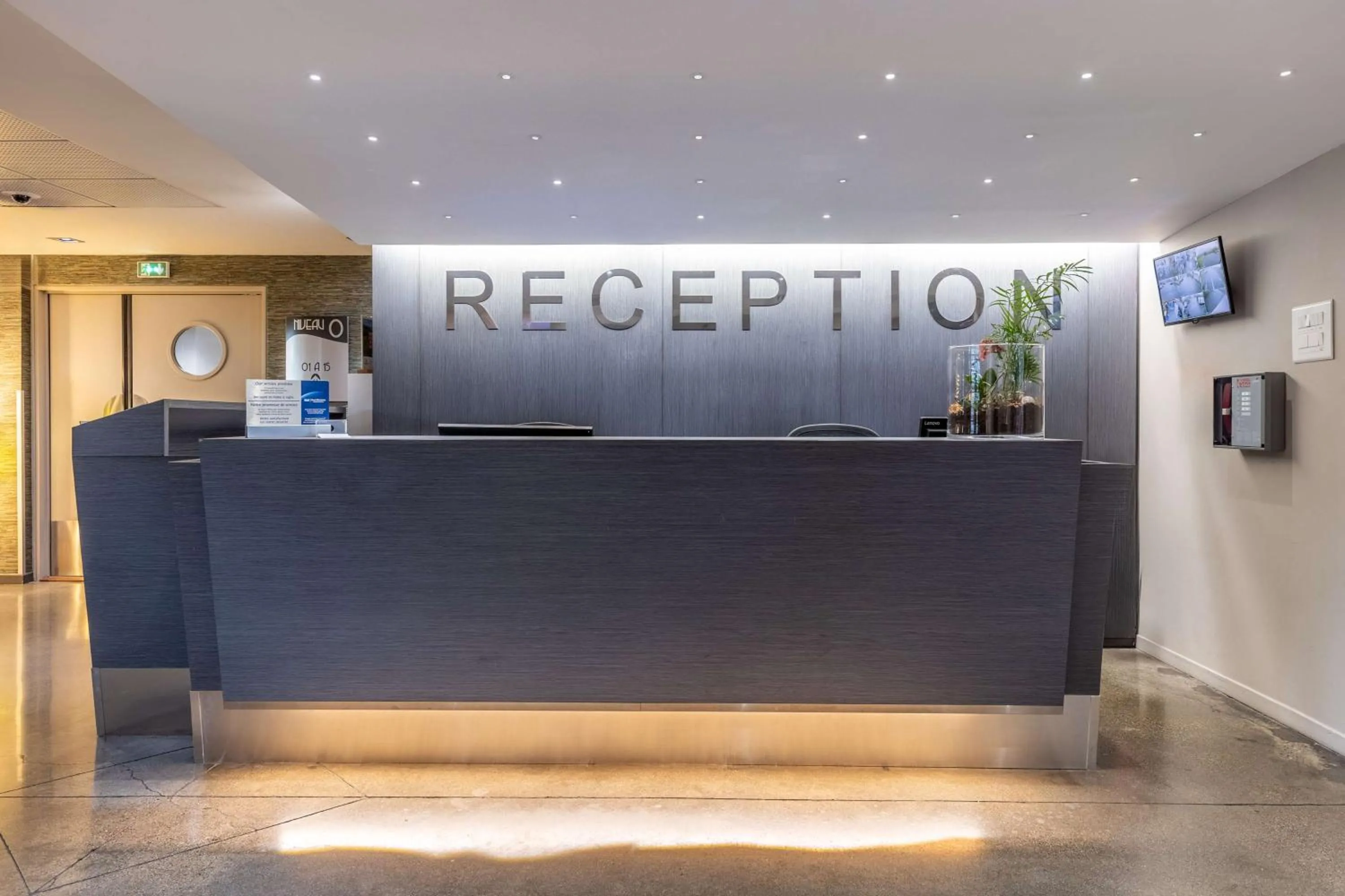 Lobby or reception in Best Western Plus Hôtel Gergovie