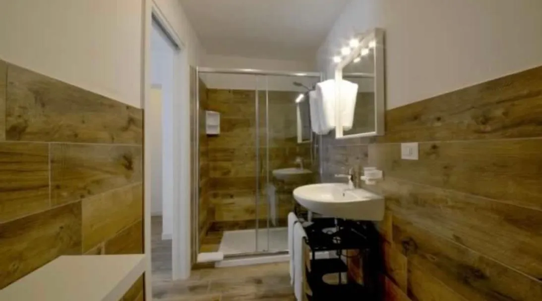 Shower in B&B Villa D'Amato