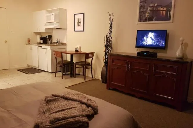 TV and multimedia, Bed in Cozy Little Studio #16 by Amazing Property Rentals