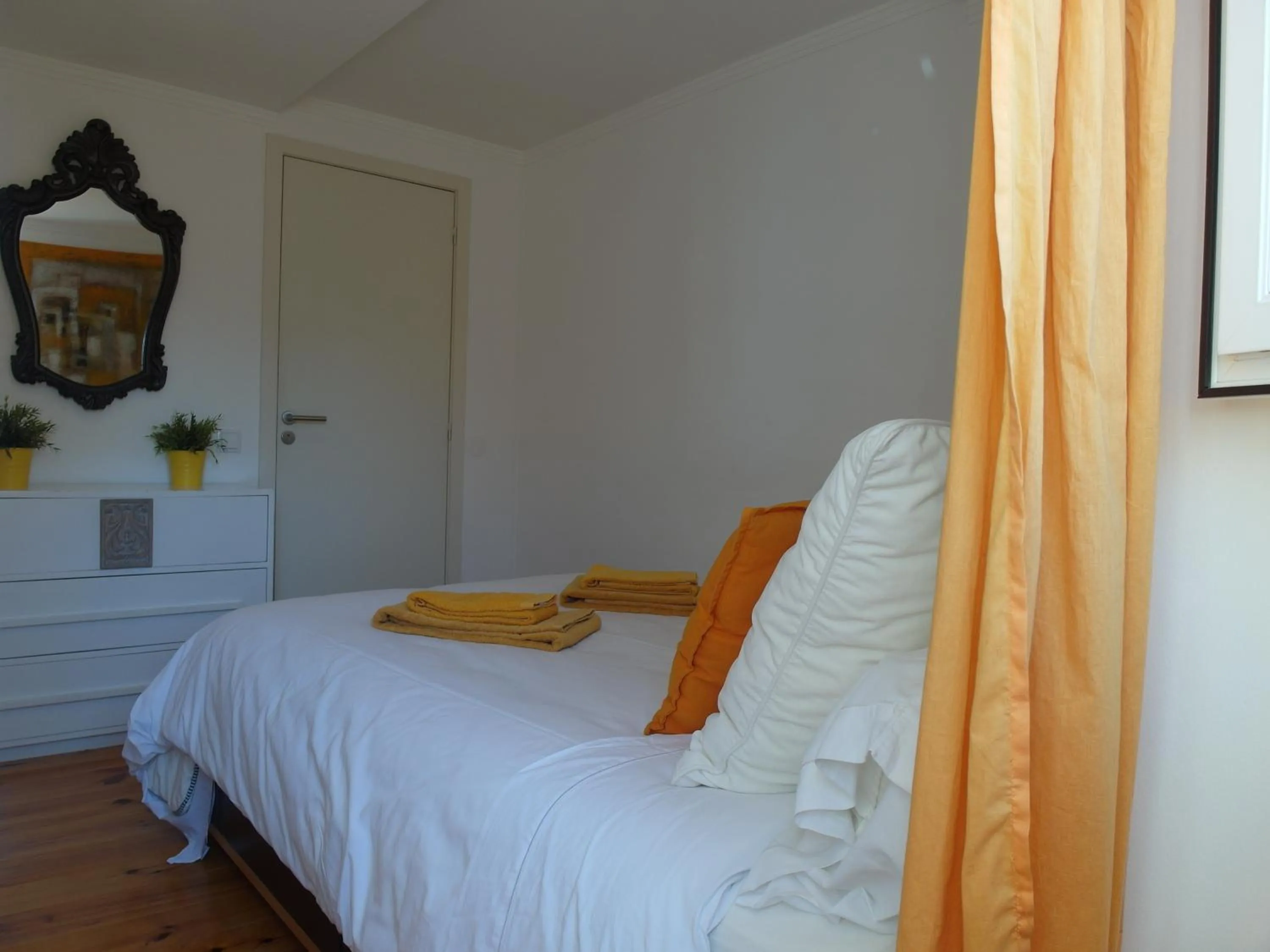 Photo of the whole room, Bed in SantoSweethome 1