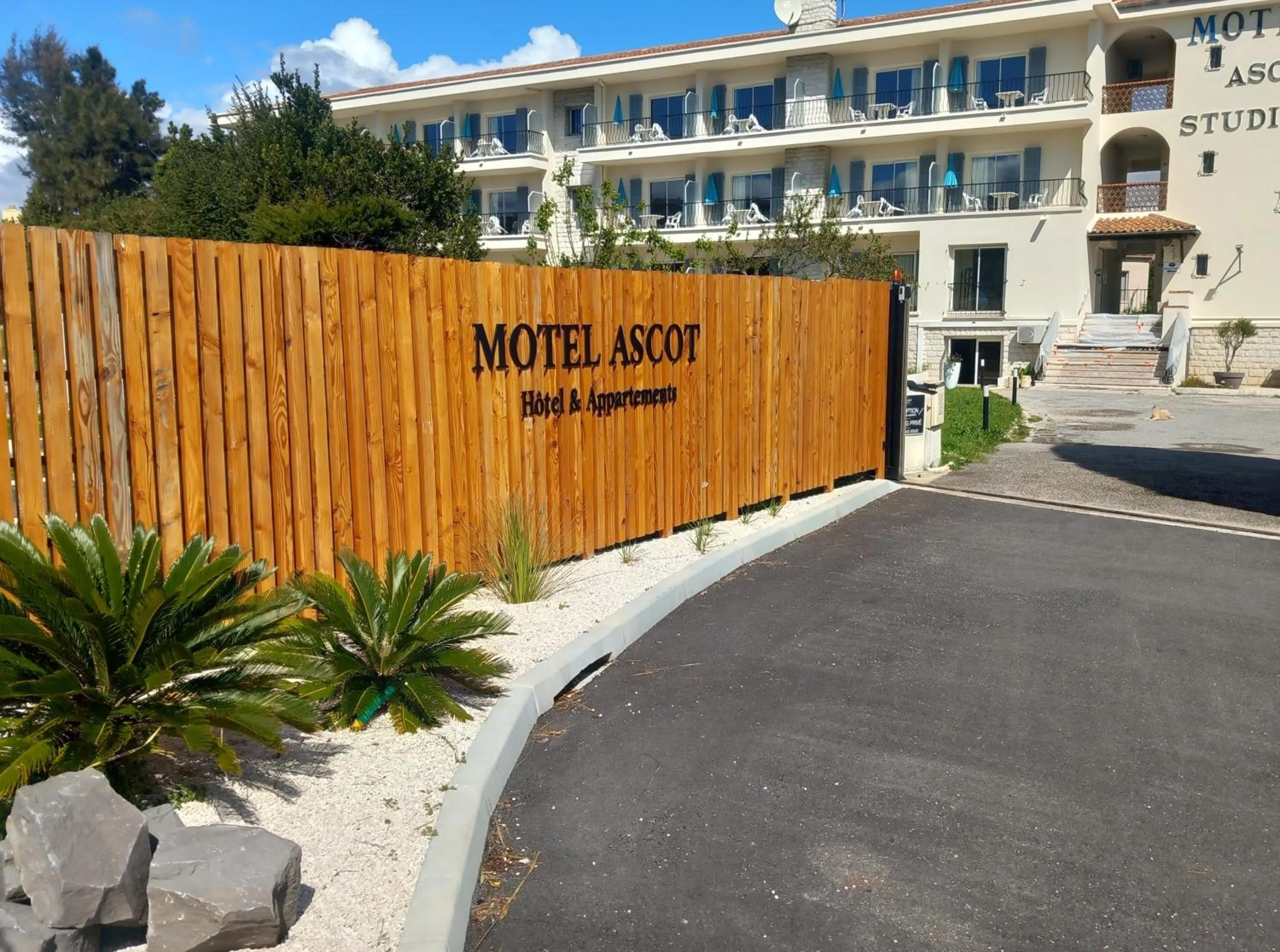 Property building in MOTEL ASCOT - Hotel & Appartements