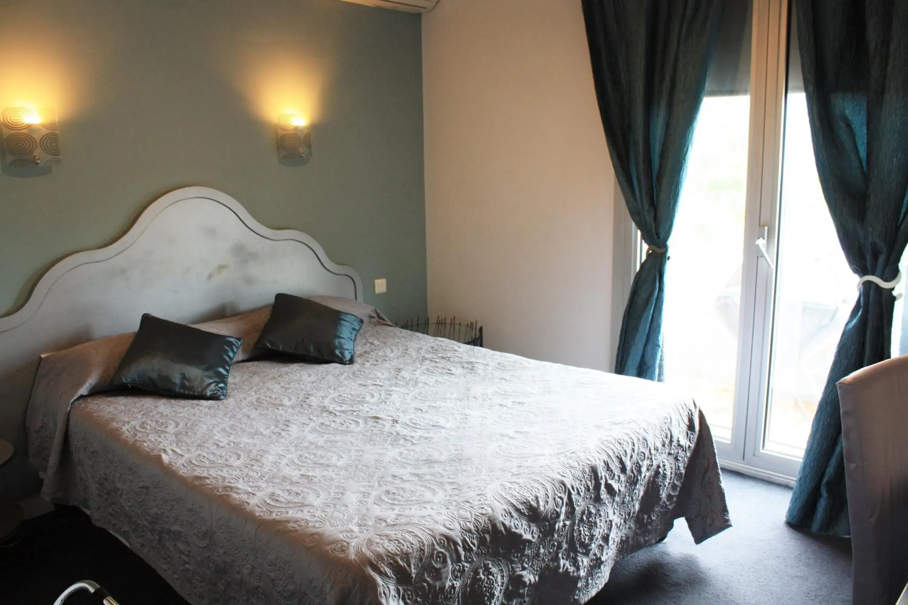 Standard Double/Twin Room in Hôtel restaurant LOGIS HOTELLERIE DE BALAJAN Standard Double/Twin Room in Hôtel restaurant LOGIS HOTELLERIE DE BALAJAN