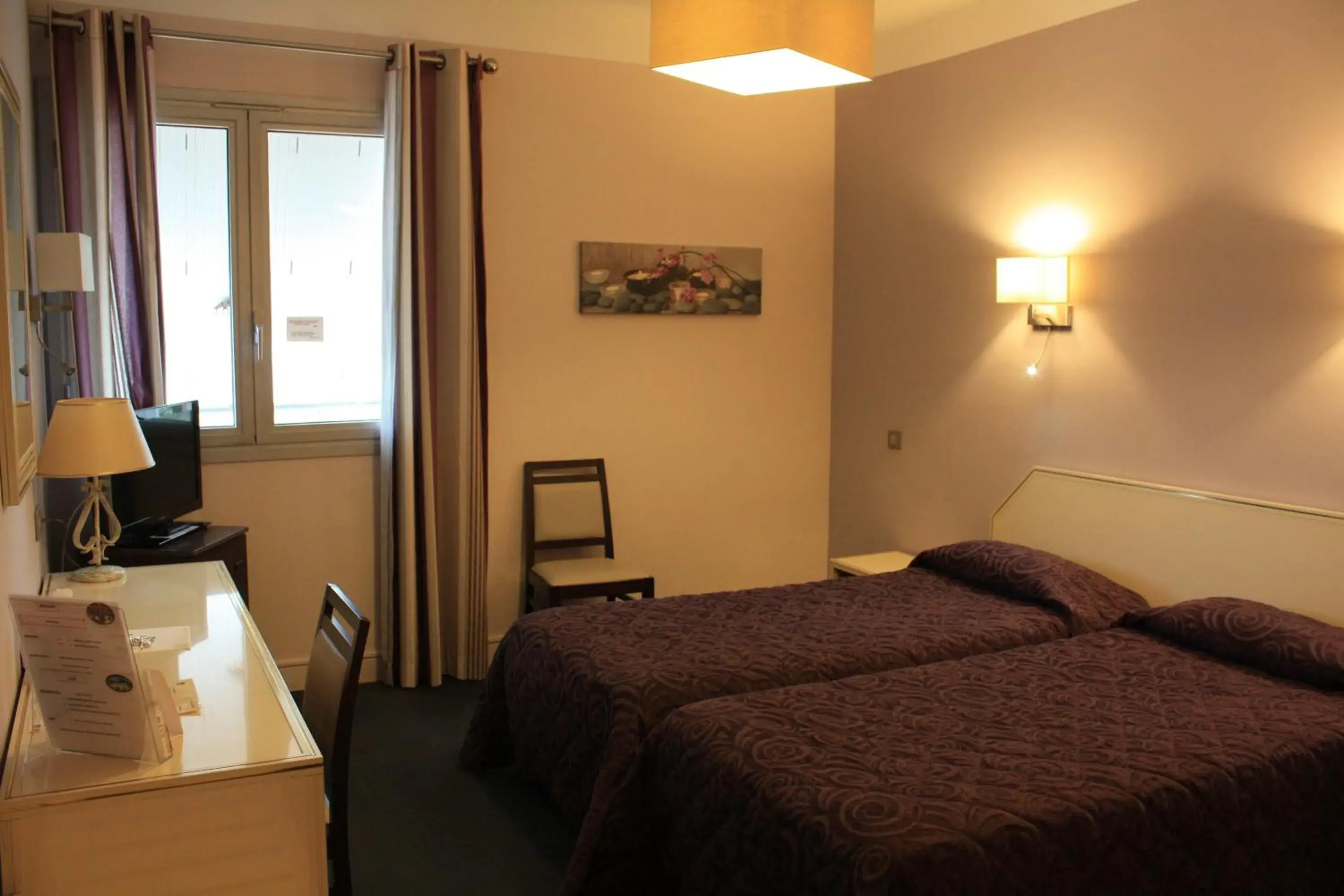 Comfort Double or Twin Room in Hôtel restaurant LOGIS HOTELLERIE DE BALAJAN Comfort Double or Twin Room in Hôtel restaurant LOGIS HOTELLERIE DE BALAJAN