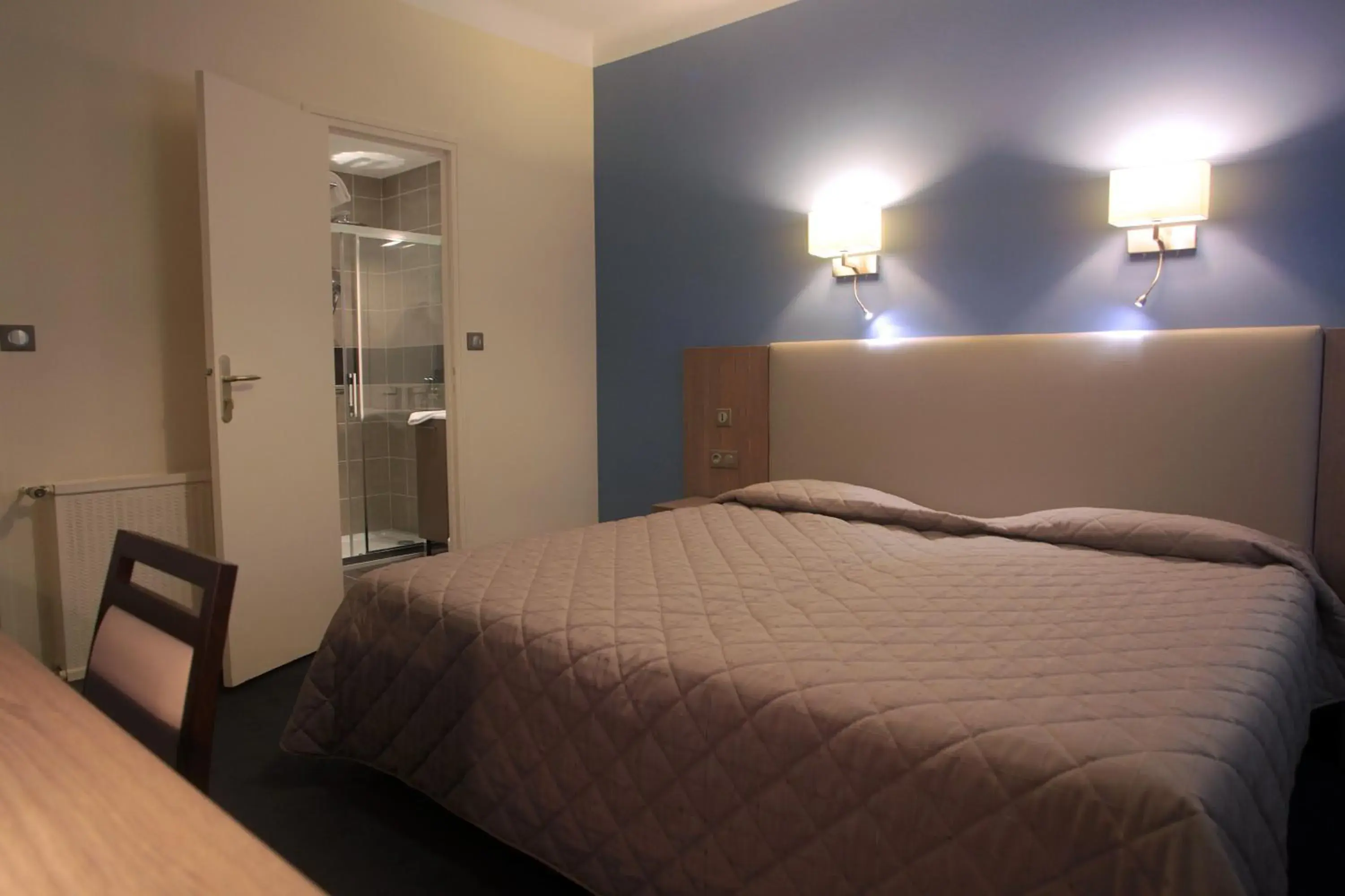 Comfort Double or Twin Room in Hôtel restaurant LOGIS HOTELLERIE DE BALAJAN Comfort Double or Twin Room in Hôtel restaurant LOGIS HOTELLERIE DE BALAJAN