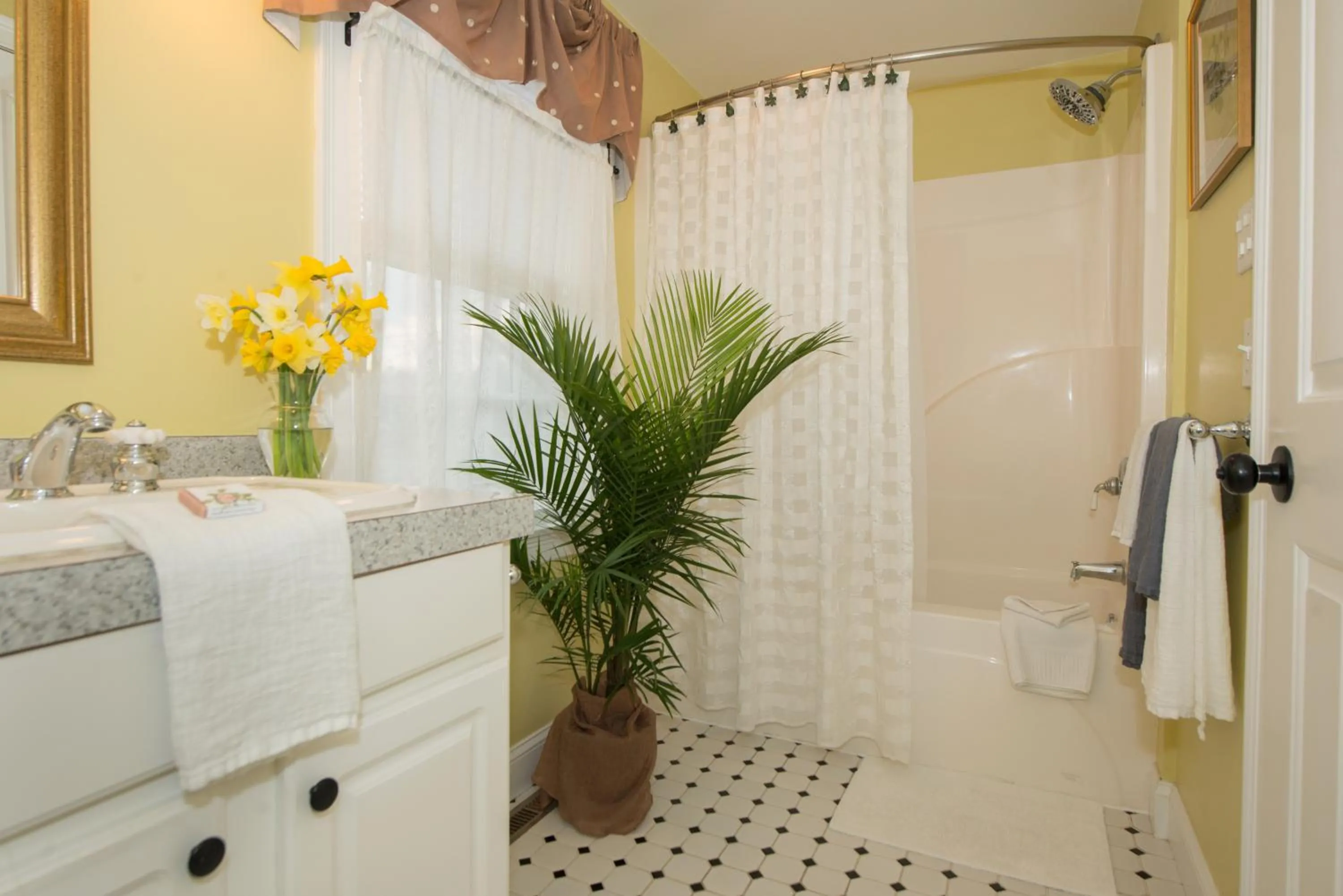 Bathroom in Brewster by the Sea Inn