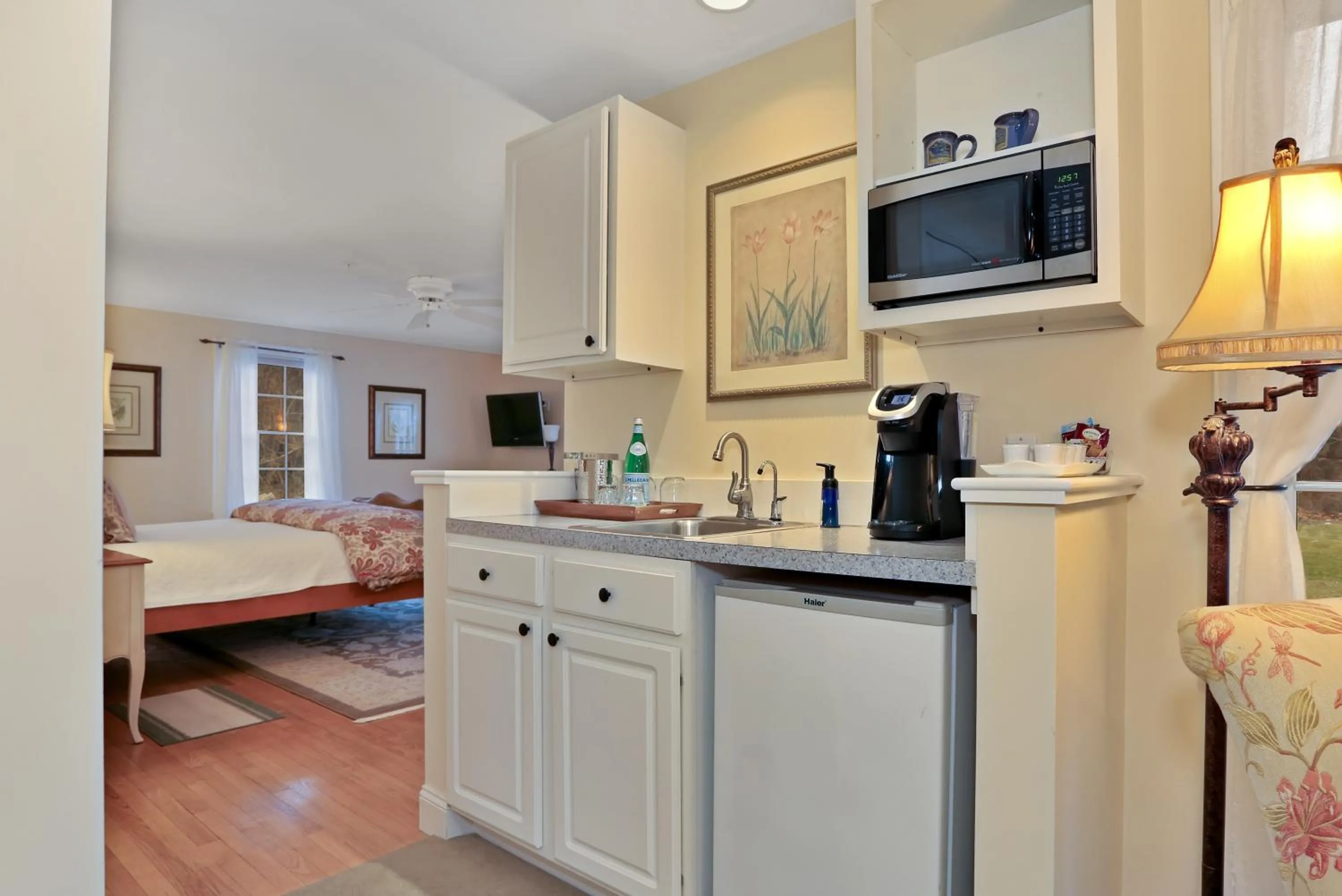 Kitchen or kitchenette in Brewster by the Sea Inn