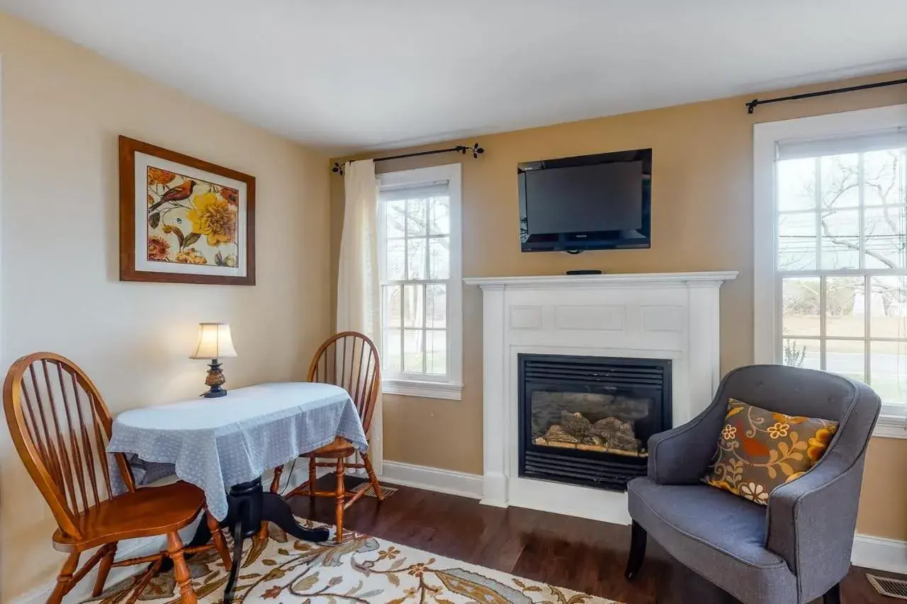 Standard King Room in Brewster by the Sea Inn Standard King Room in Brewster by the Sea Inn