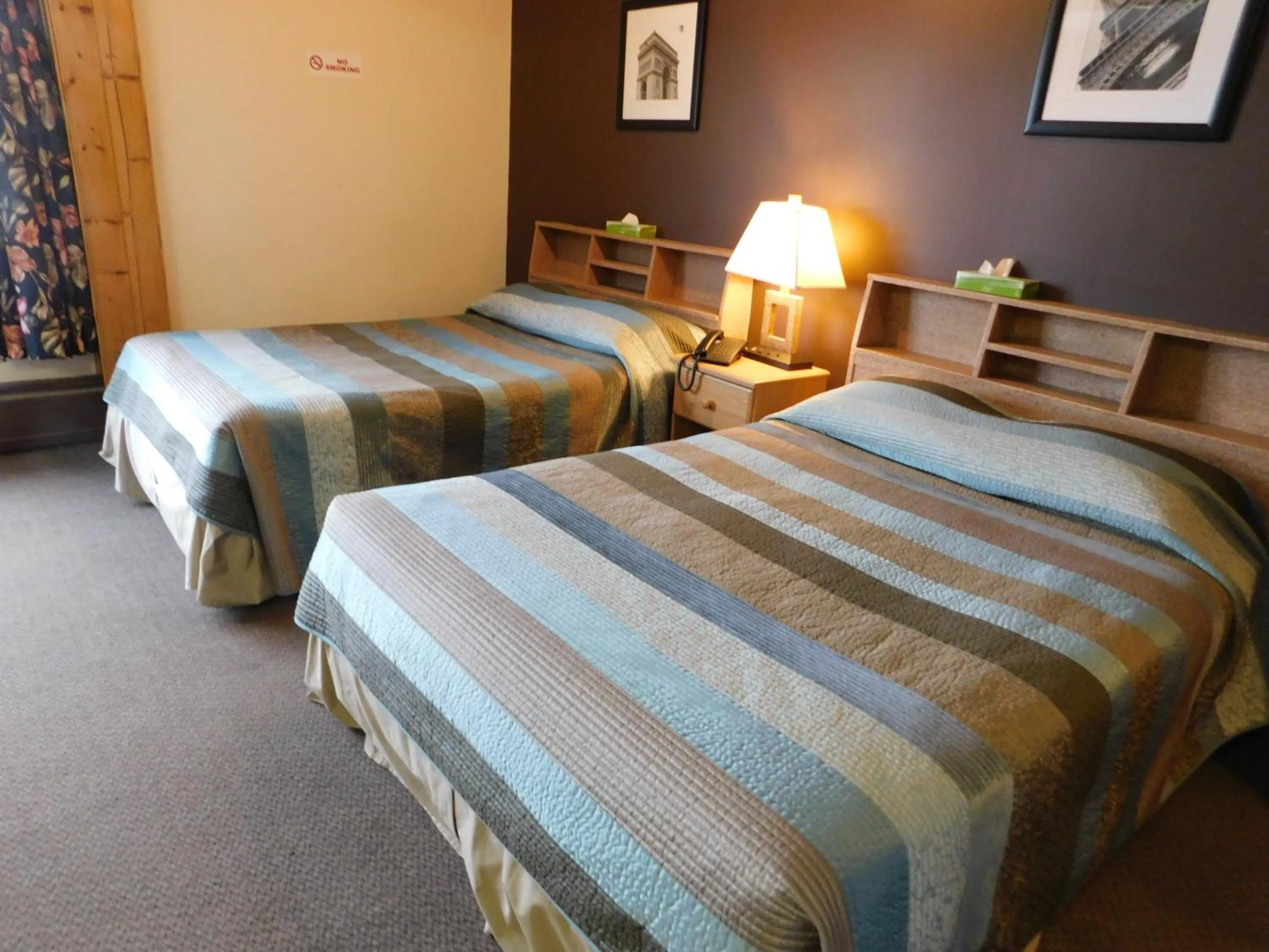 Bedroom, Bed in Timberland Hotel