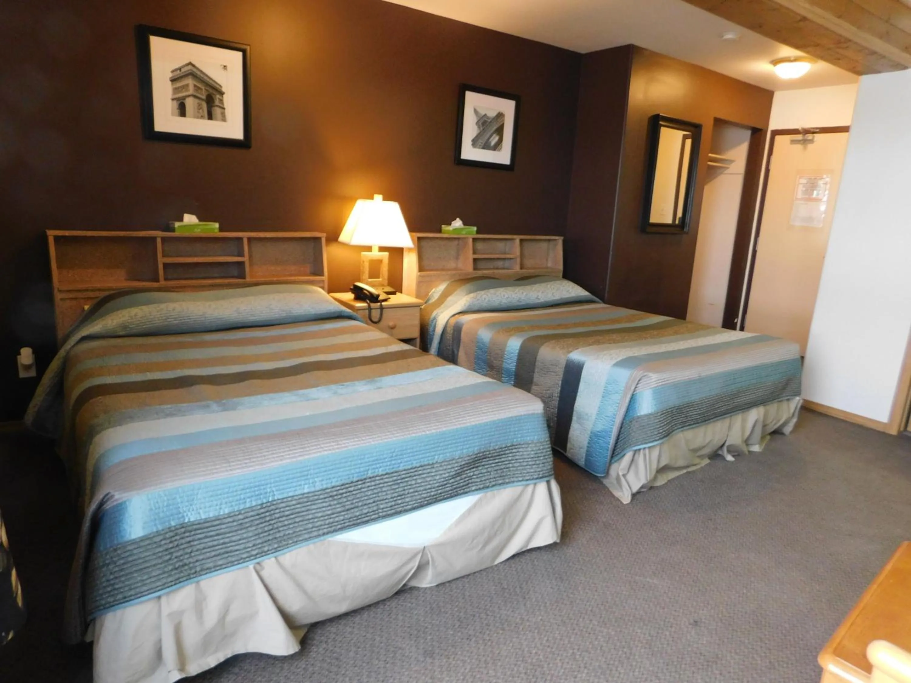 Bedroom, Bed in Timberland Hotel