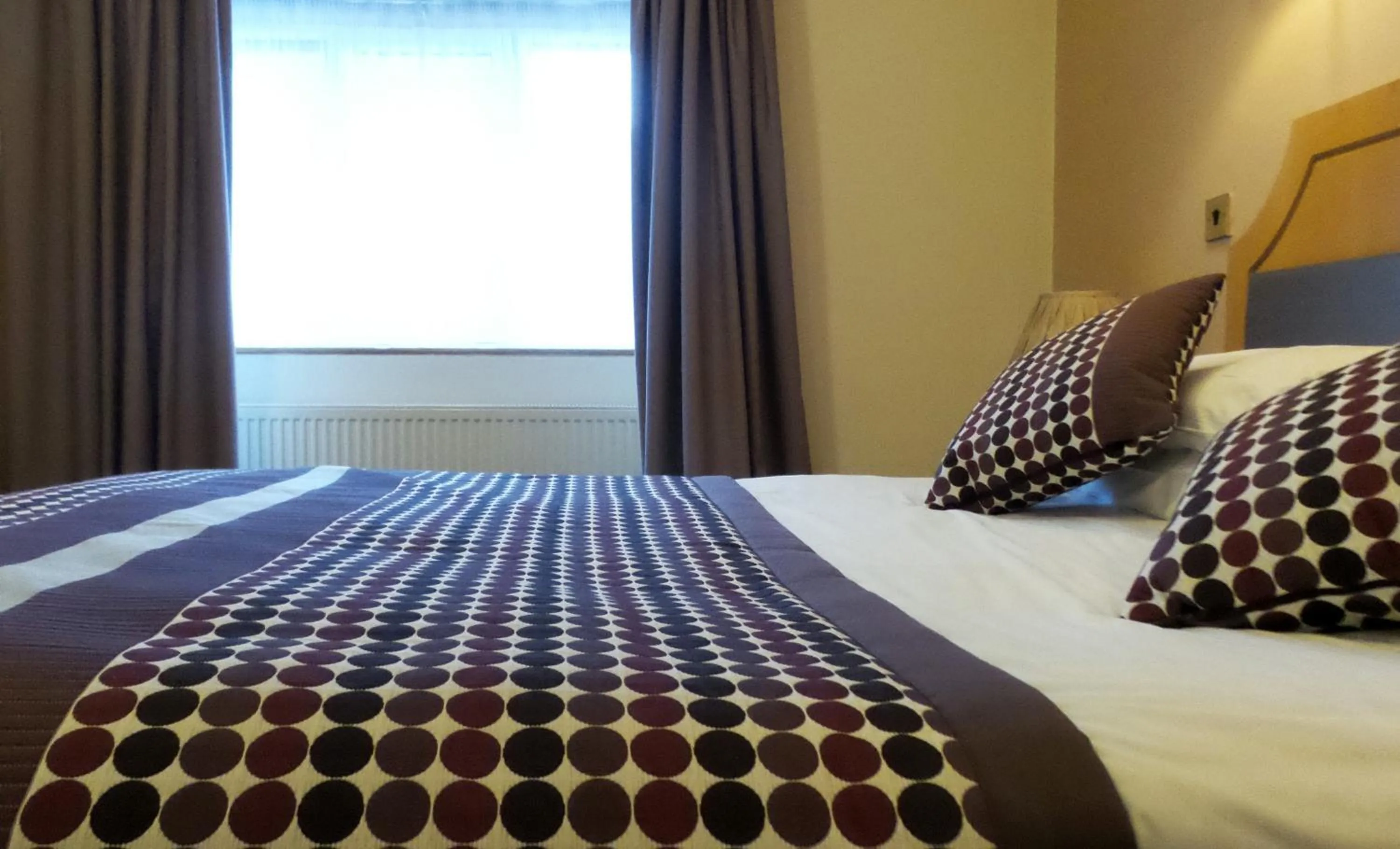 Bed in Parkside International Hotel