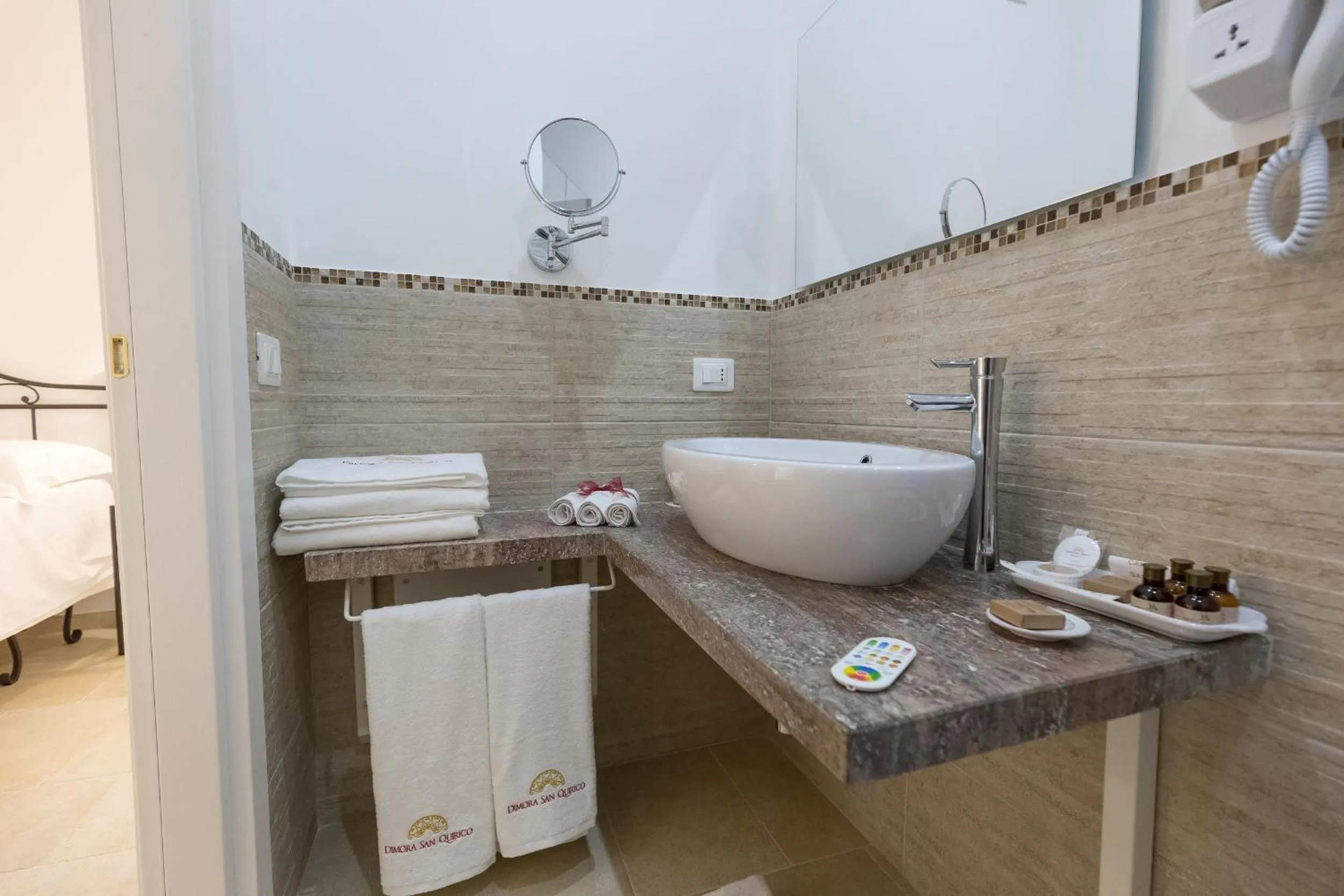 Bathroom in Dimora San Quirico - bed e breakfast - Cisternino