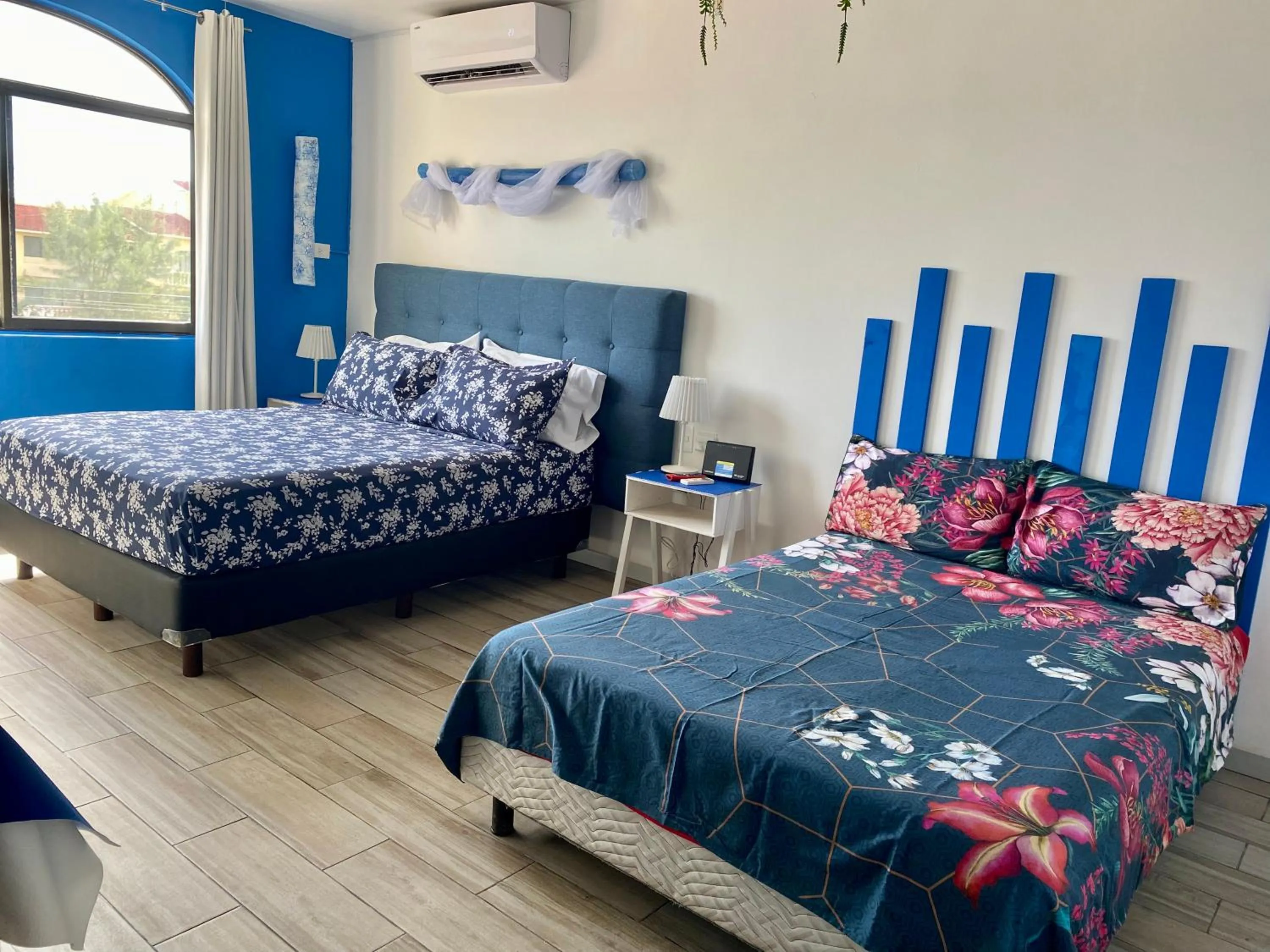 Photo of the whole room, Bed in Tropical apartment