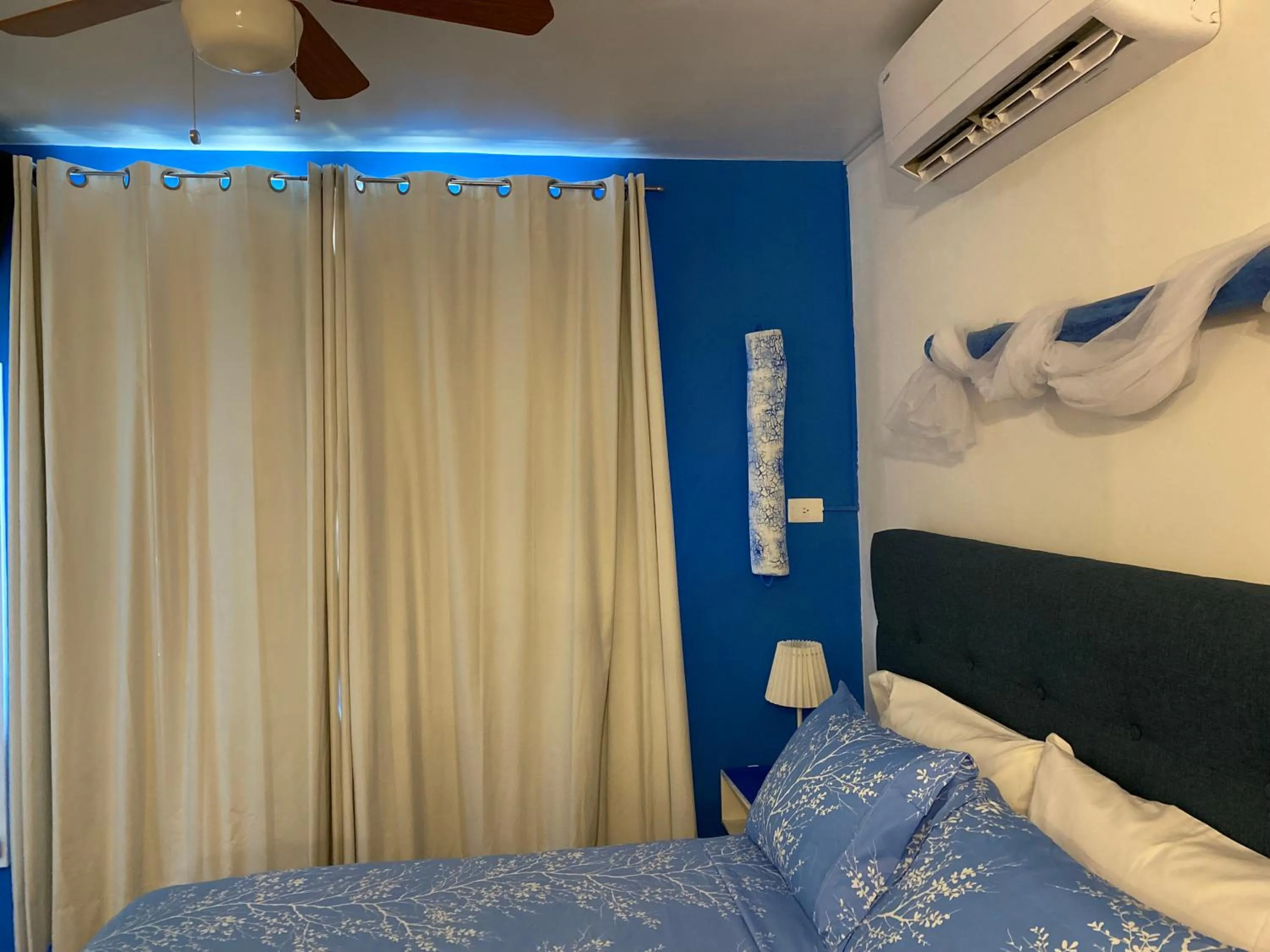 fireplace, Bed in Tropical apartment