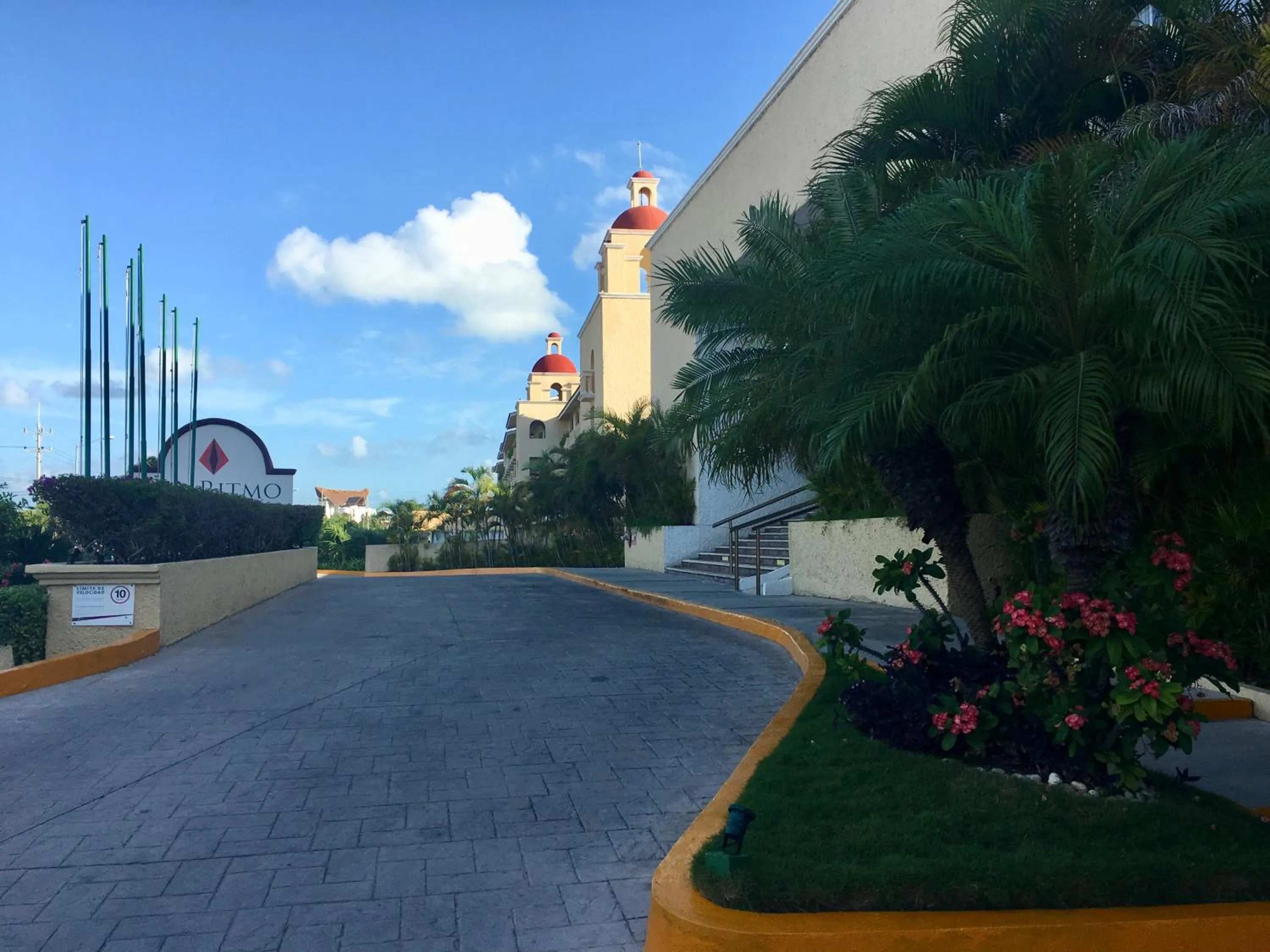 Facade/entrance in Tropical apartment