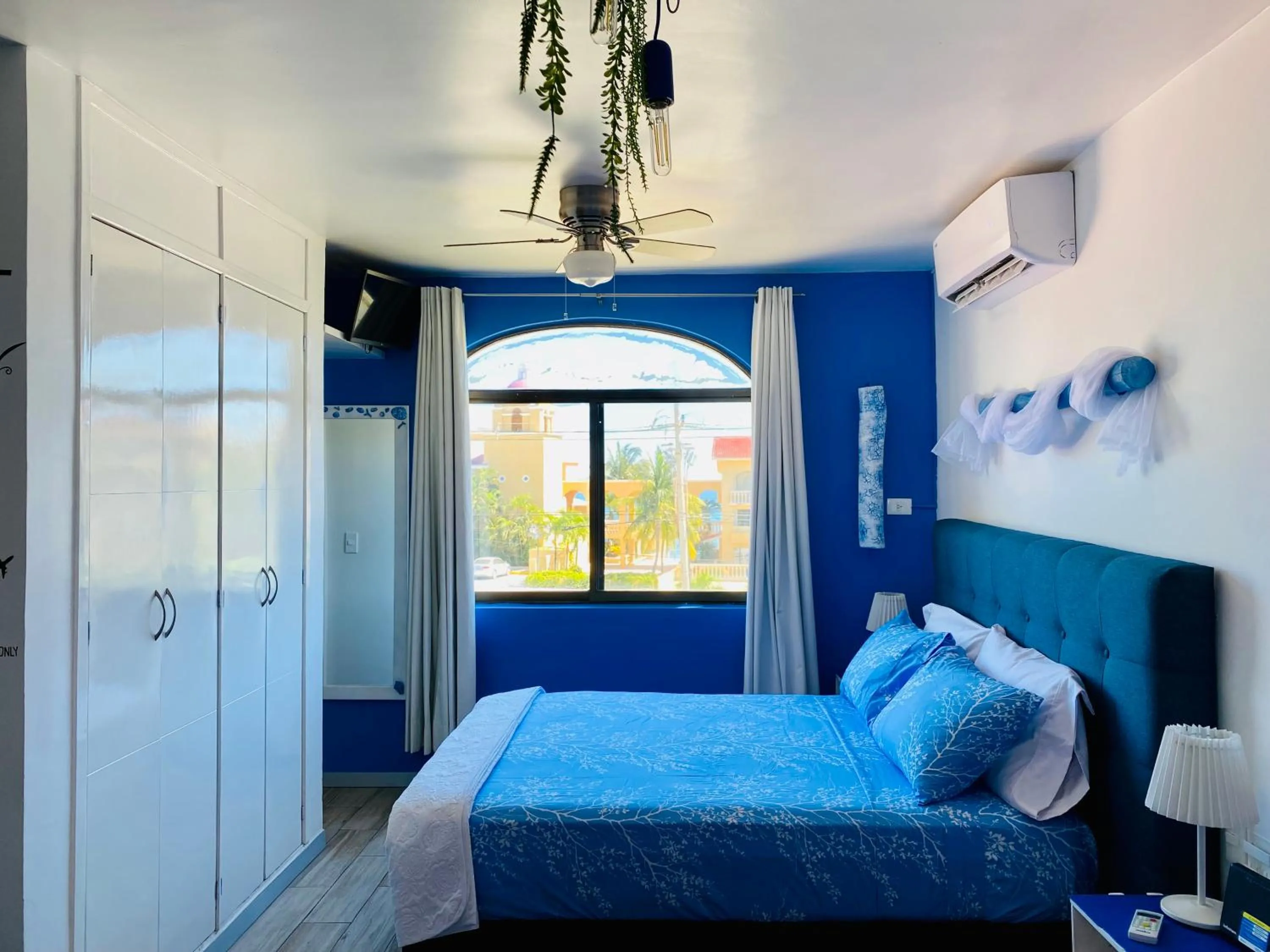 Bedroom, Bed in Tropical apartment