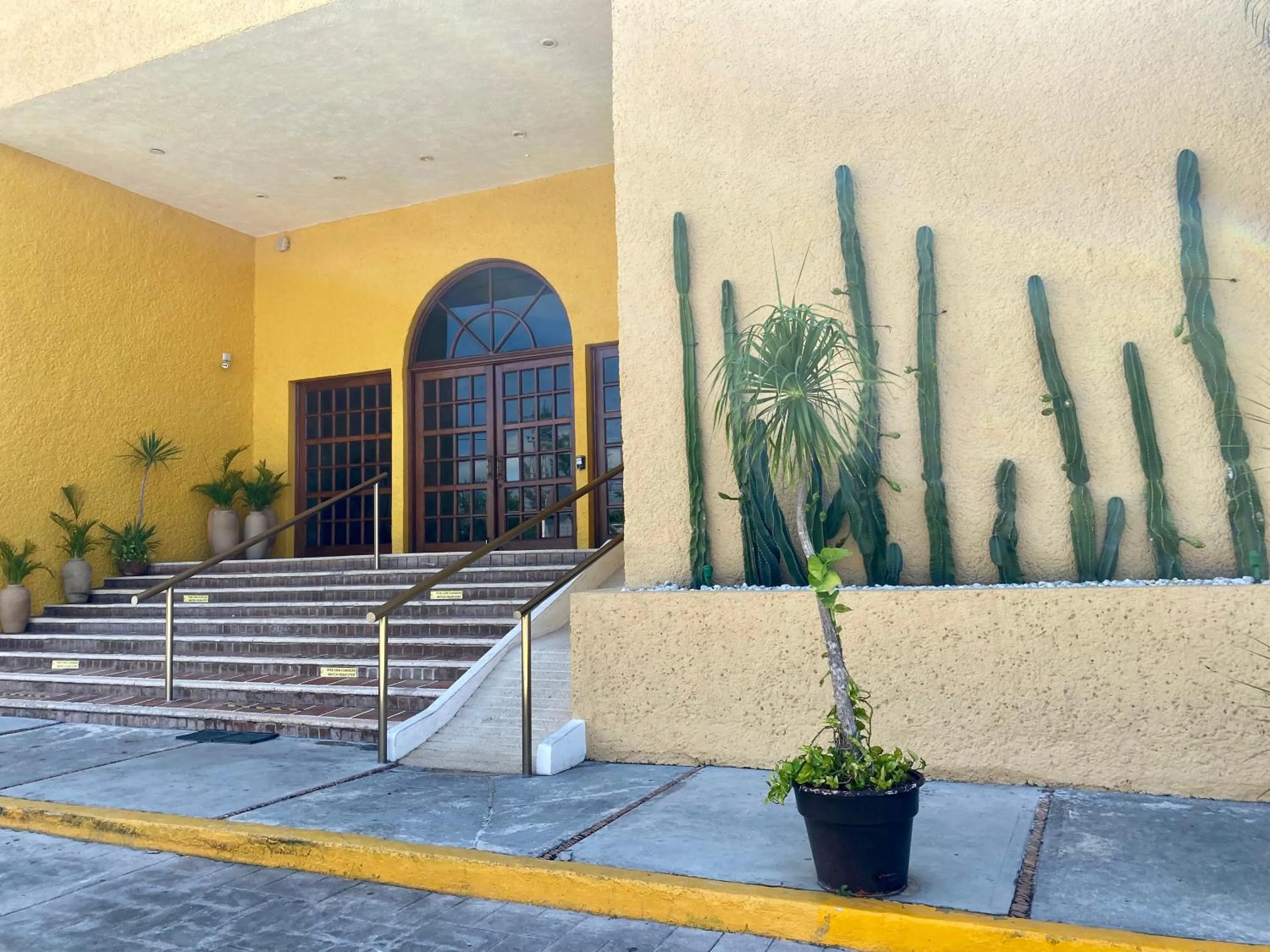 Facade/entrance in Tropical apartment