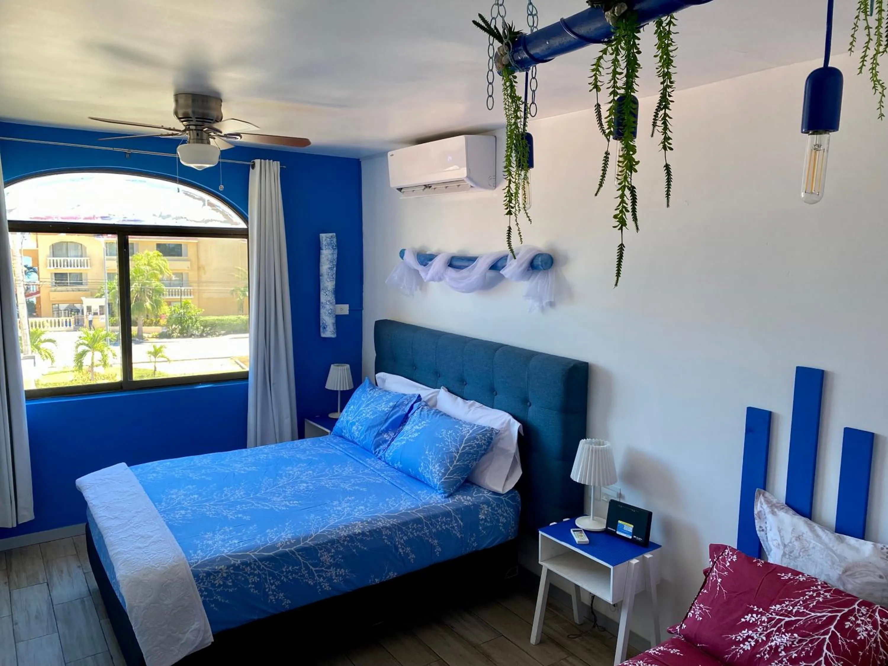 Photo of the whole room, Bed in Tropical apartment