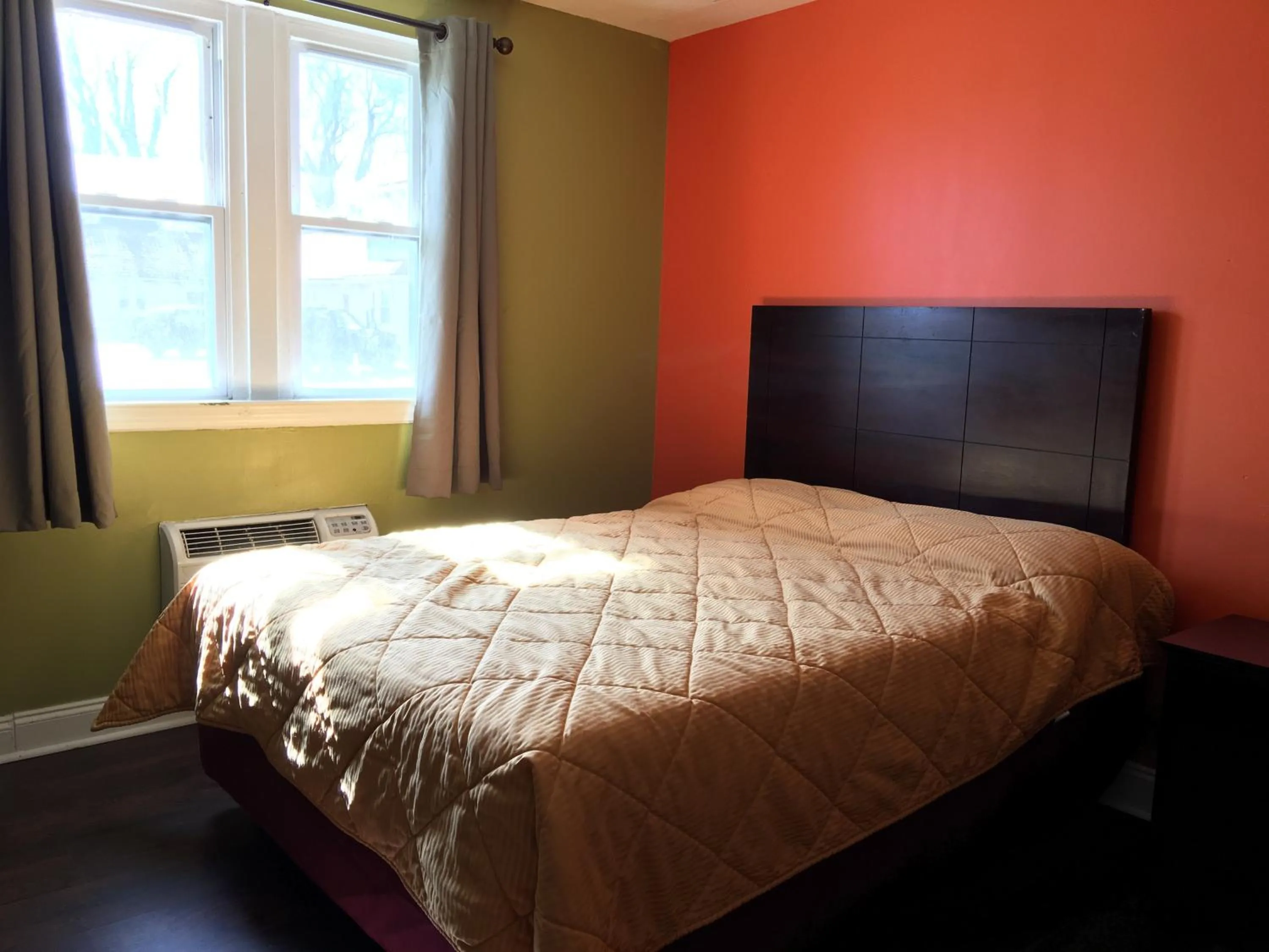Bed in Hollywood Motel
