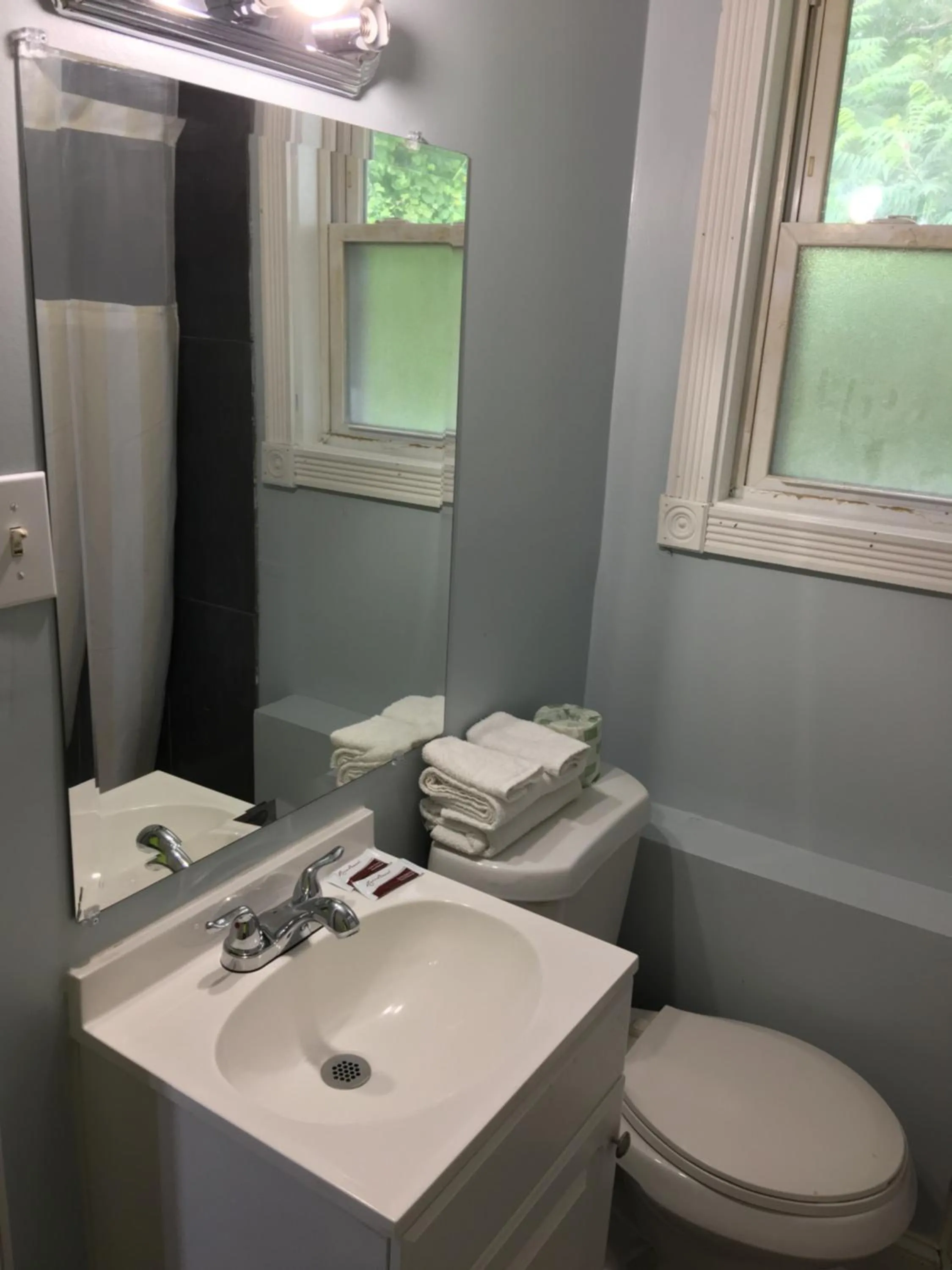 Bathroom in Hollywood Motel