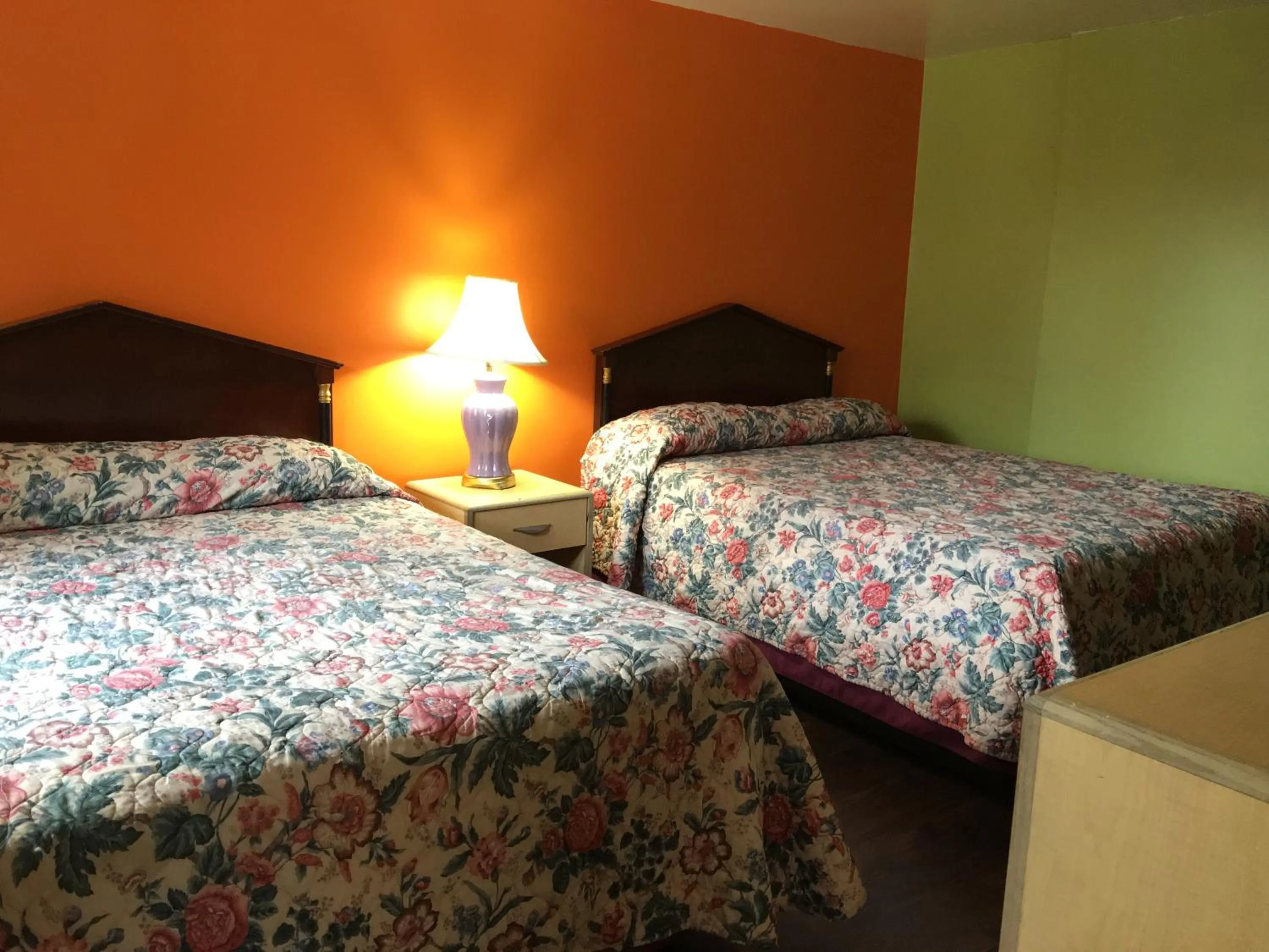 Bedroom, Bed in Hollywood Motel