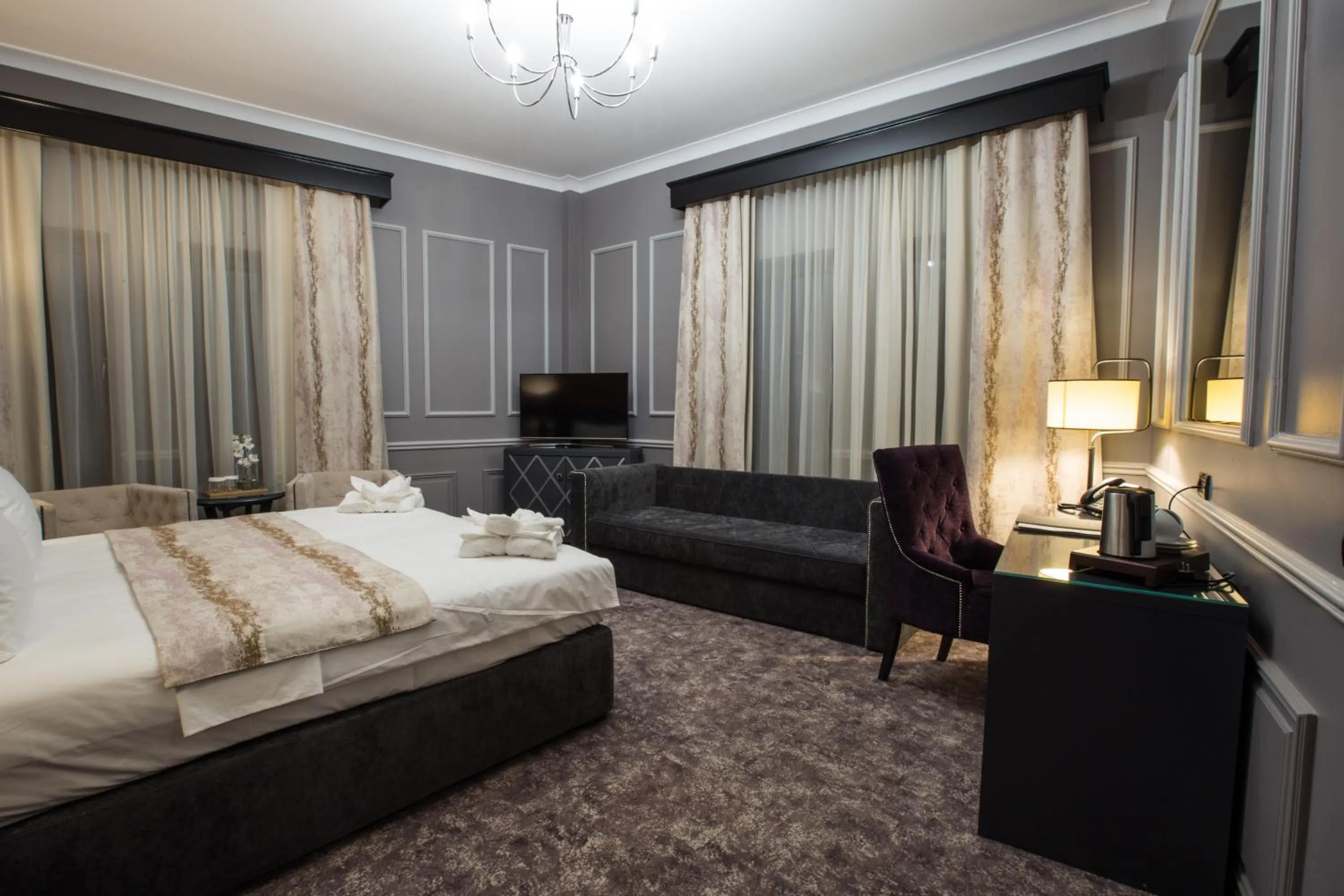 Photo of the whole room, Bed in Peninsula Boutique Hotel