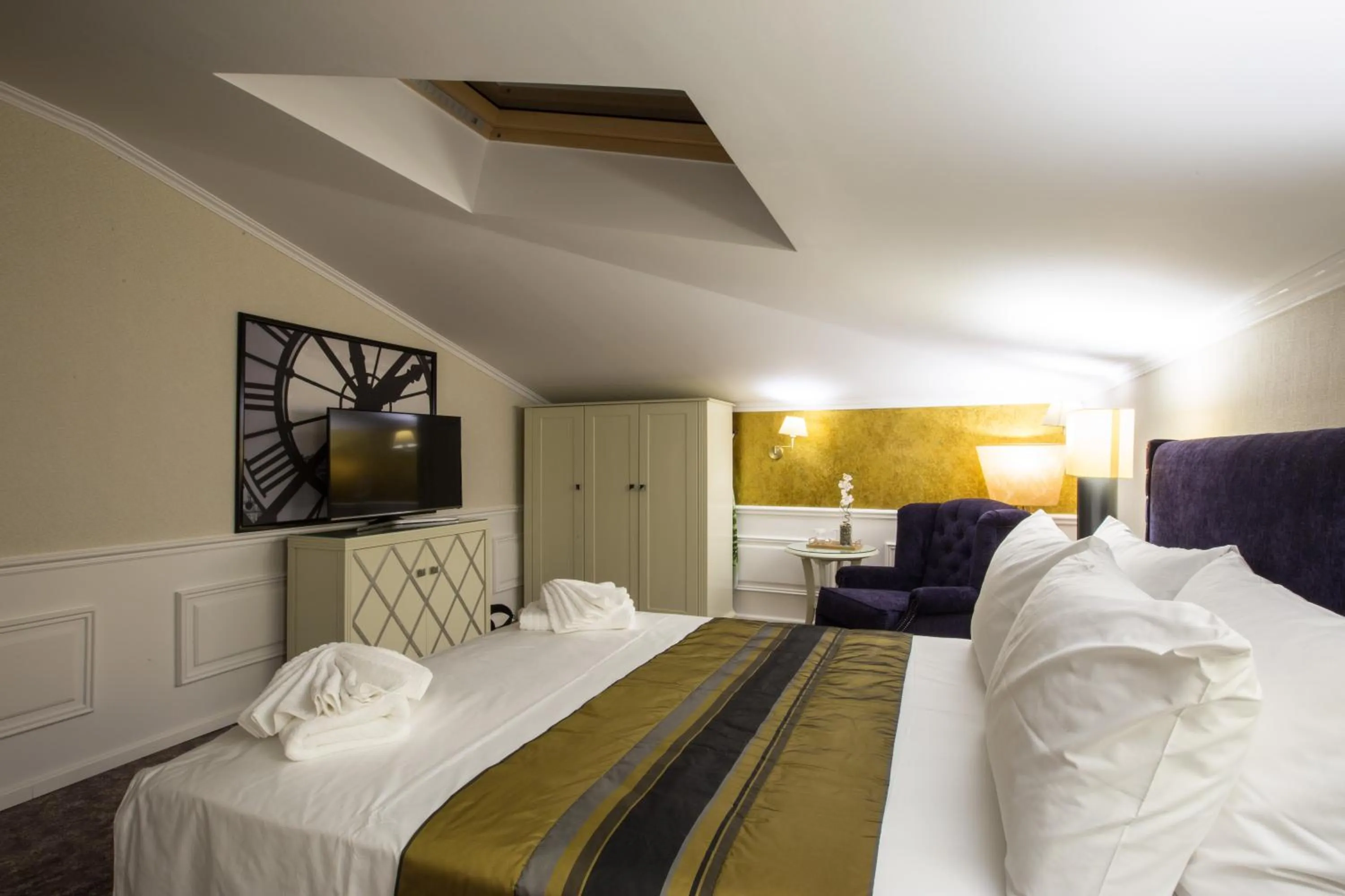 Photo of the whole room, Bed in Peninsula Boutique Hotel