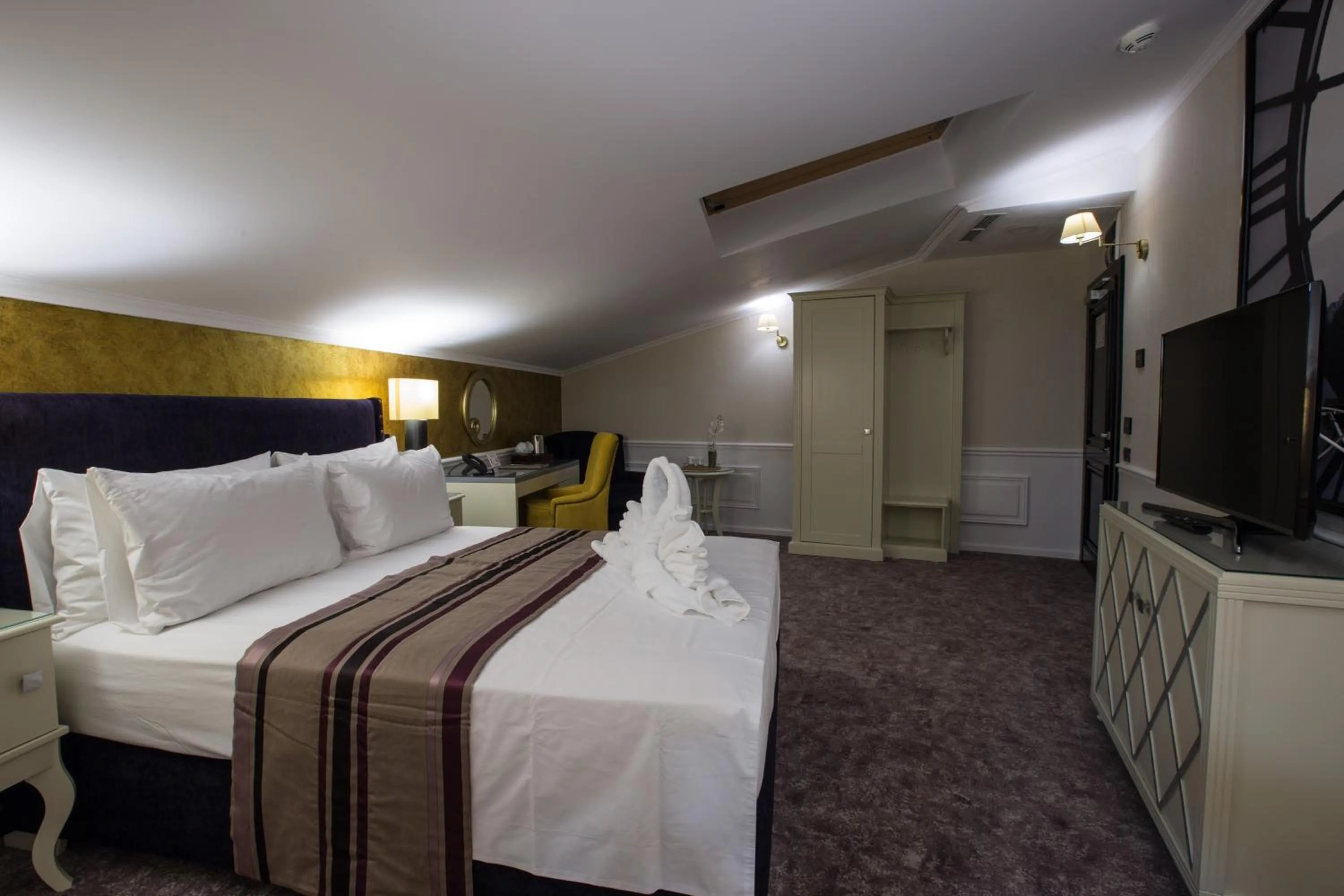 Photo of the whole room, Bed in Peninsula Boutique Hotel