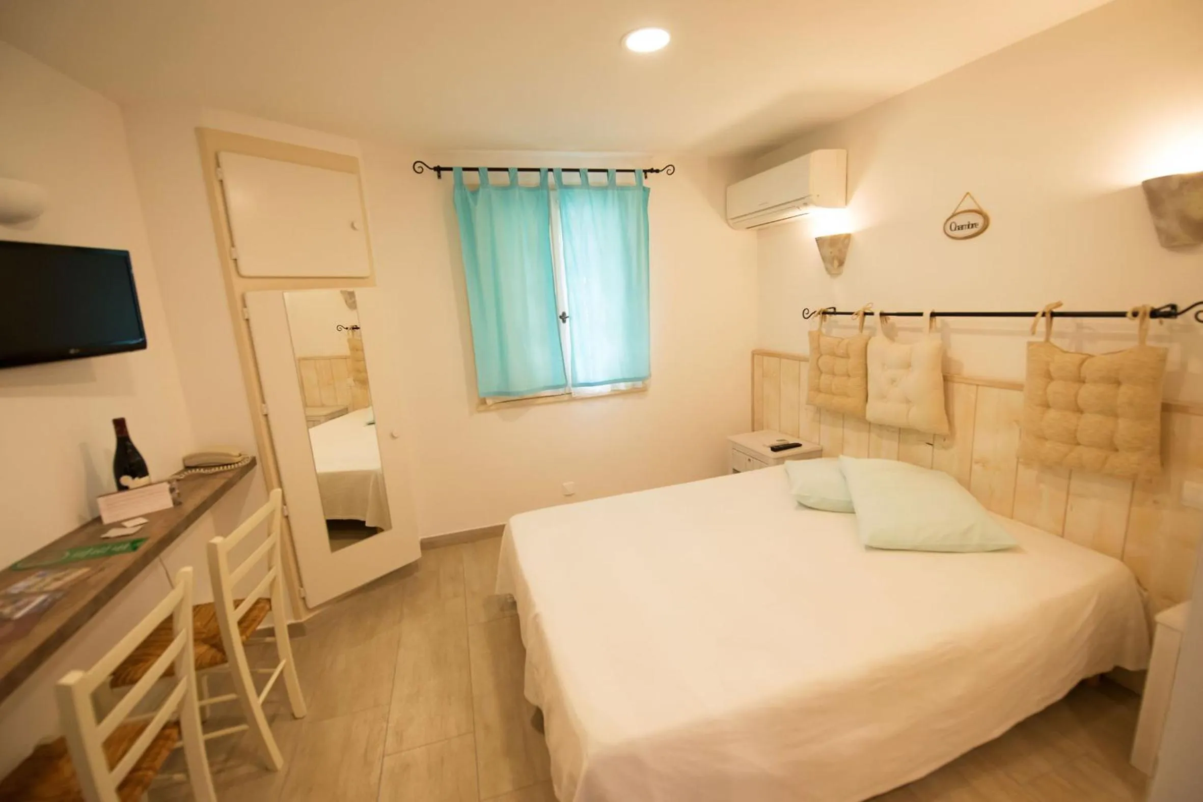 Photo of the whole room, Bed in Altera Roma Hôtel