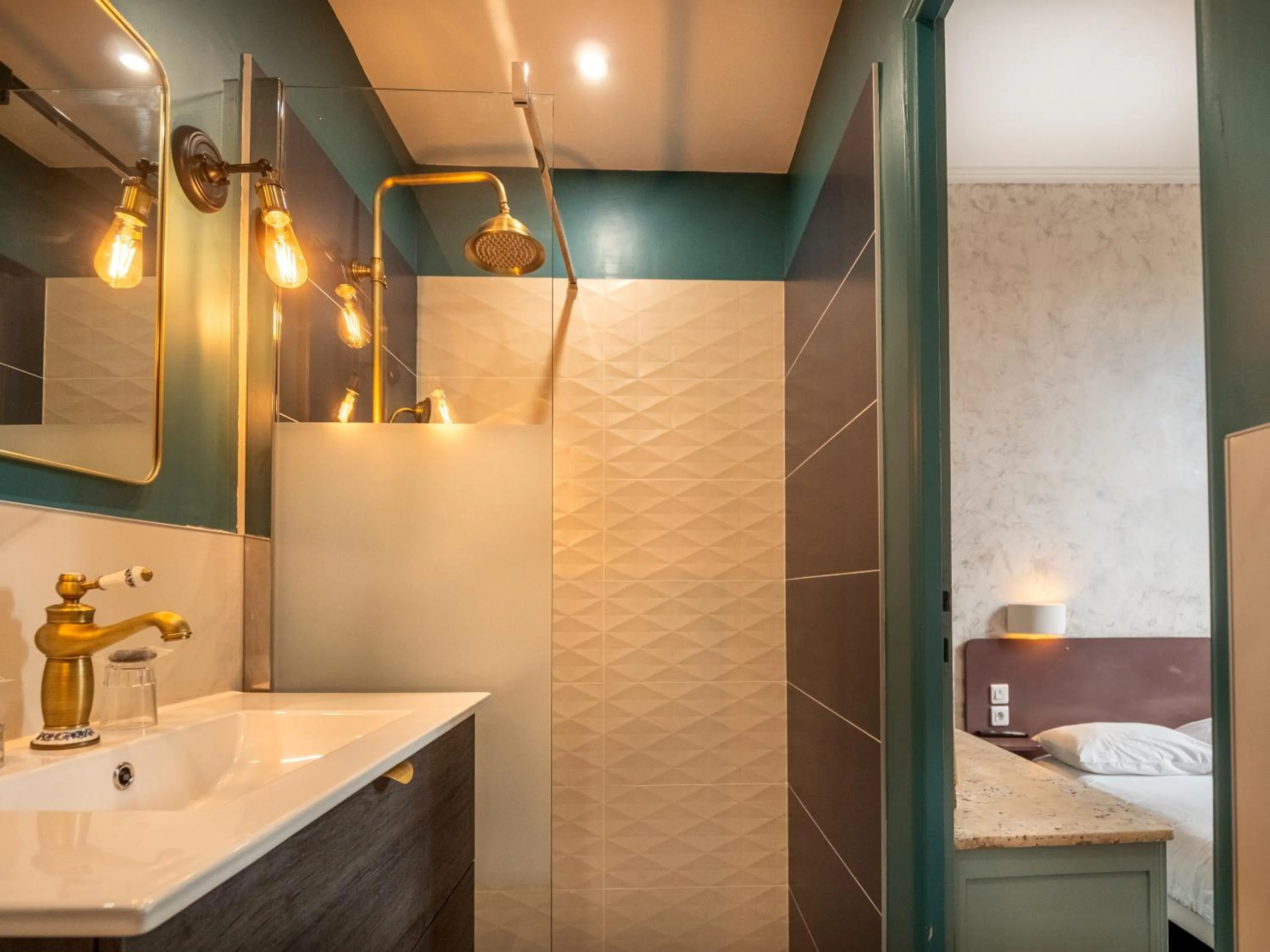 Bathroom, Bed in Altera Roma Hôtel