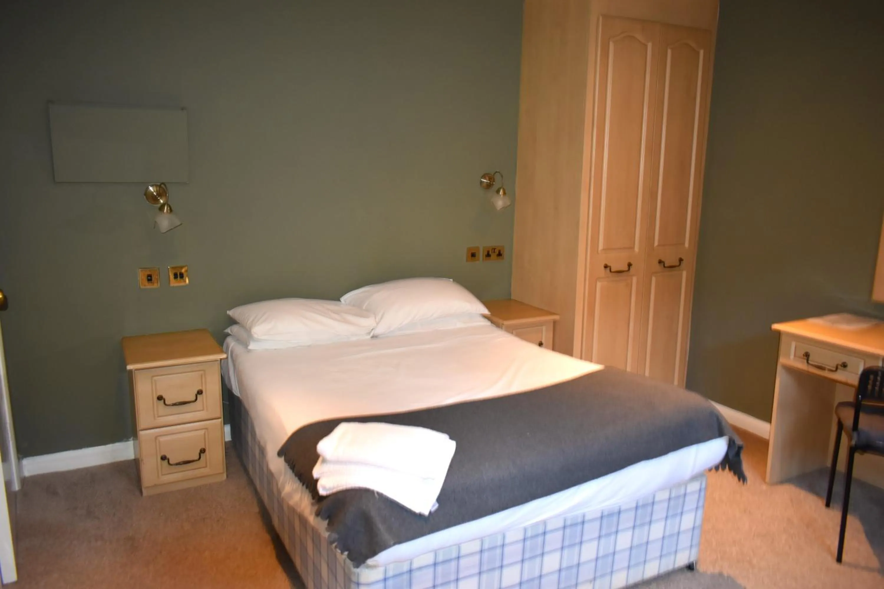 Bedroom, Bed in Donington Manor Hotel