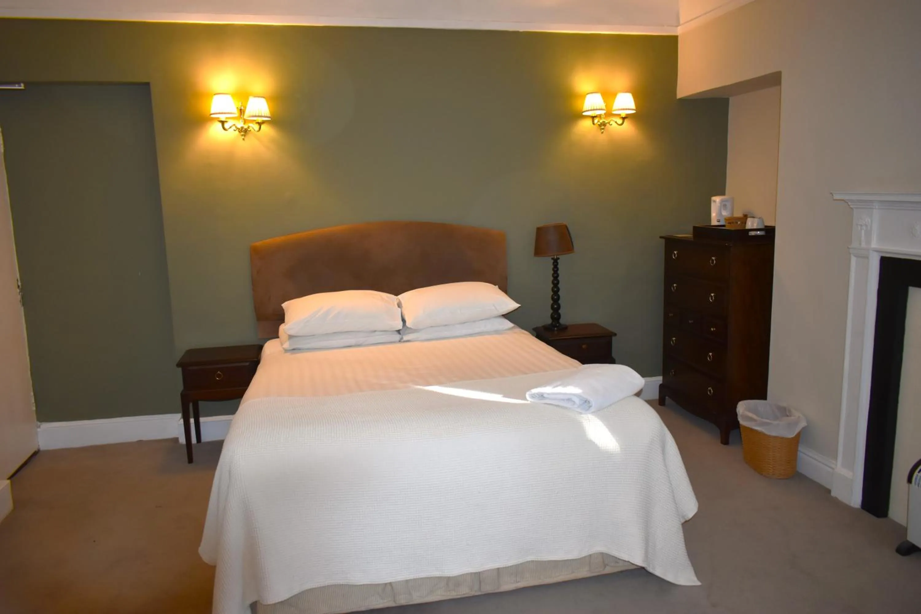 Bedroom, Bed in Donington Manor Hotel