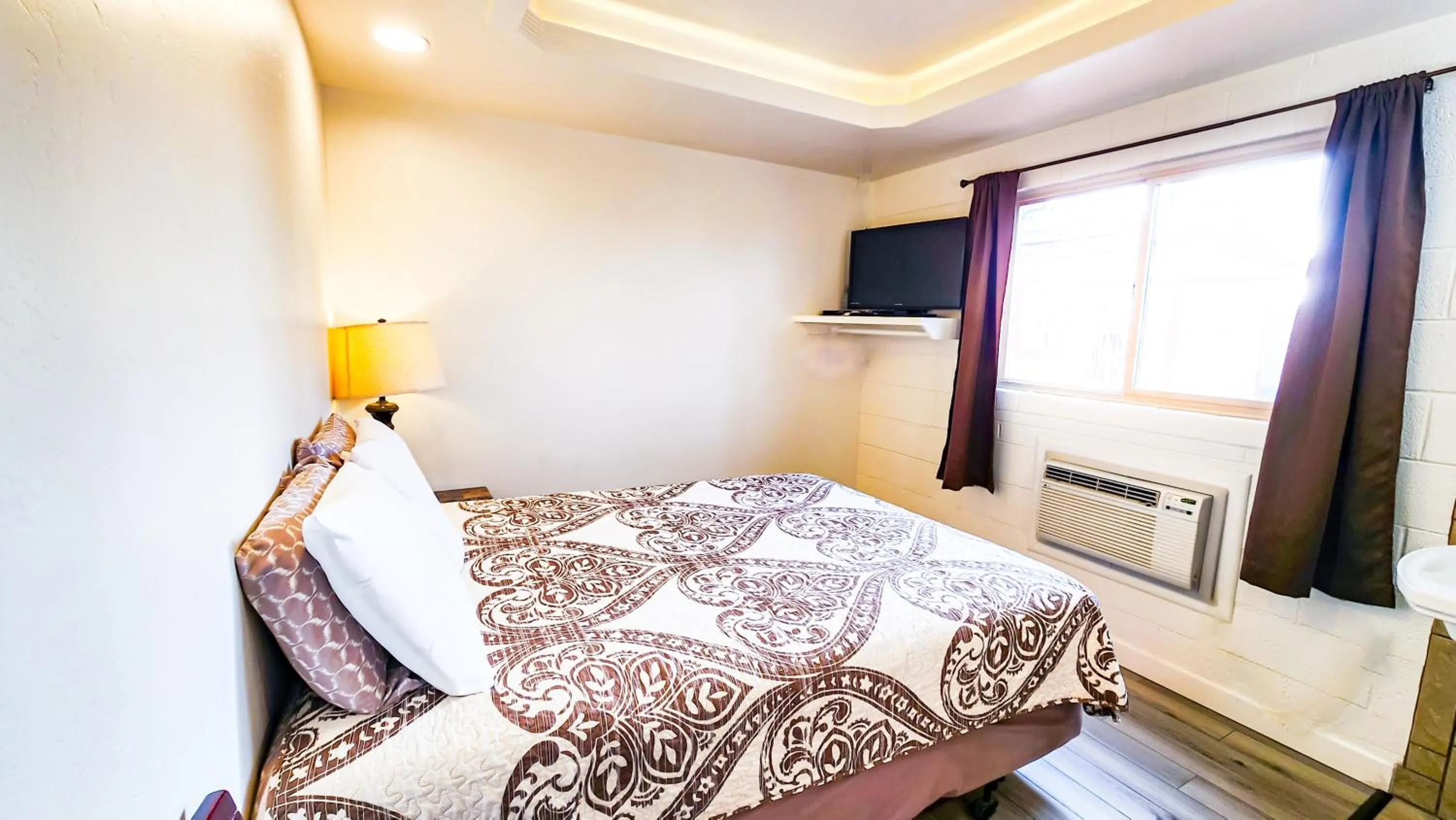 Bed in Red Rock Motel and Dam Motel