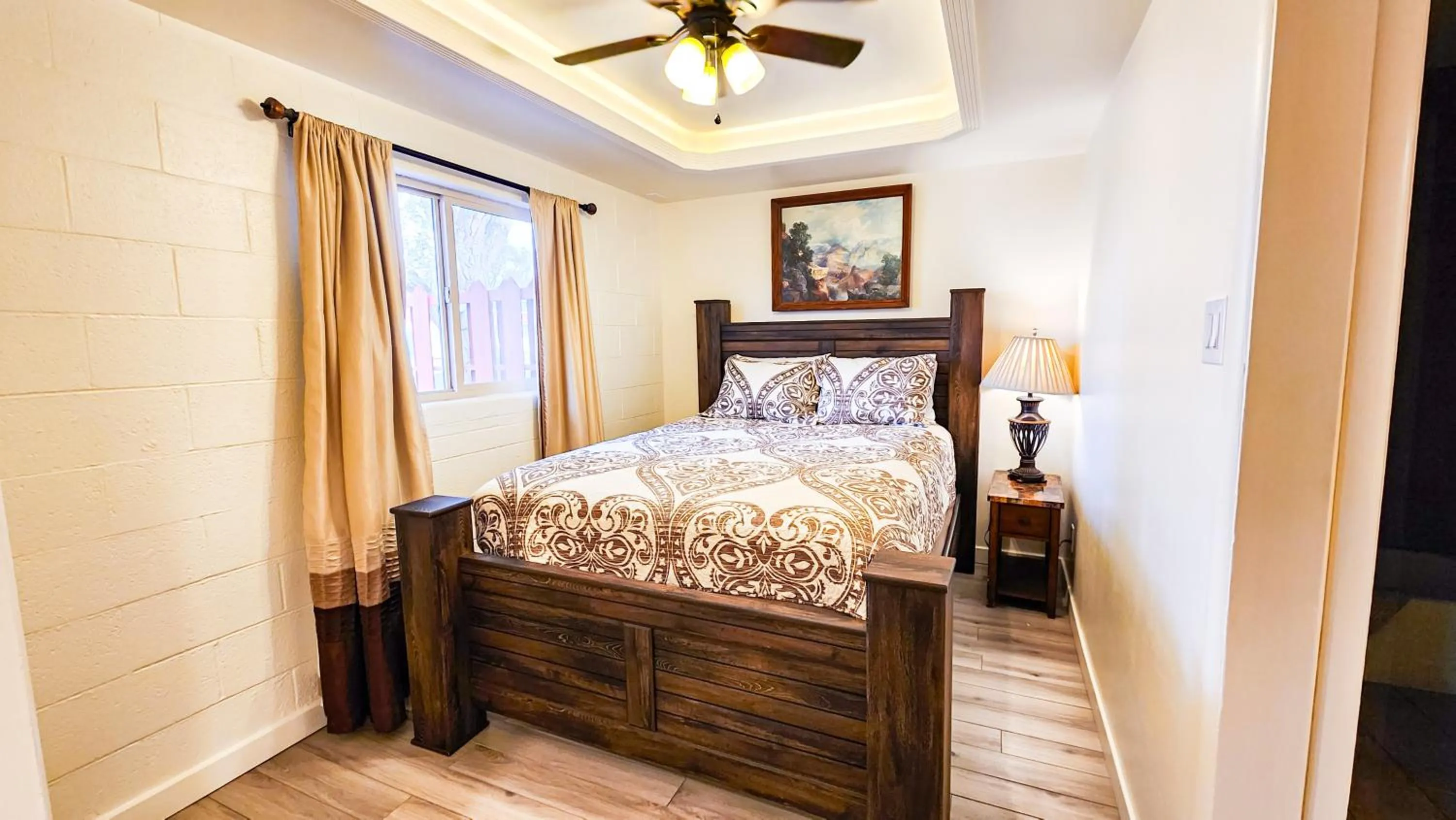 Bed in Red Rock Motel and Dam Motel