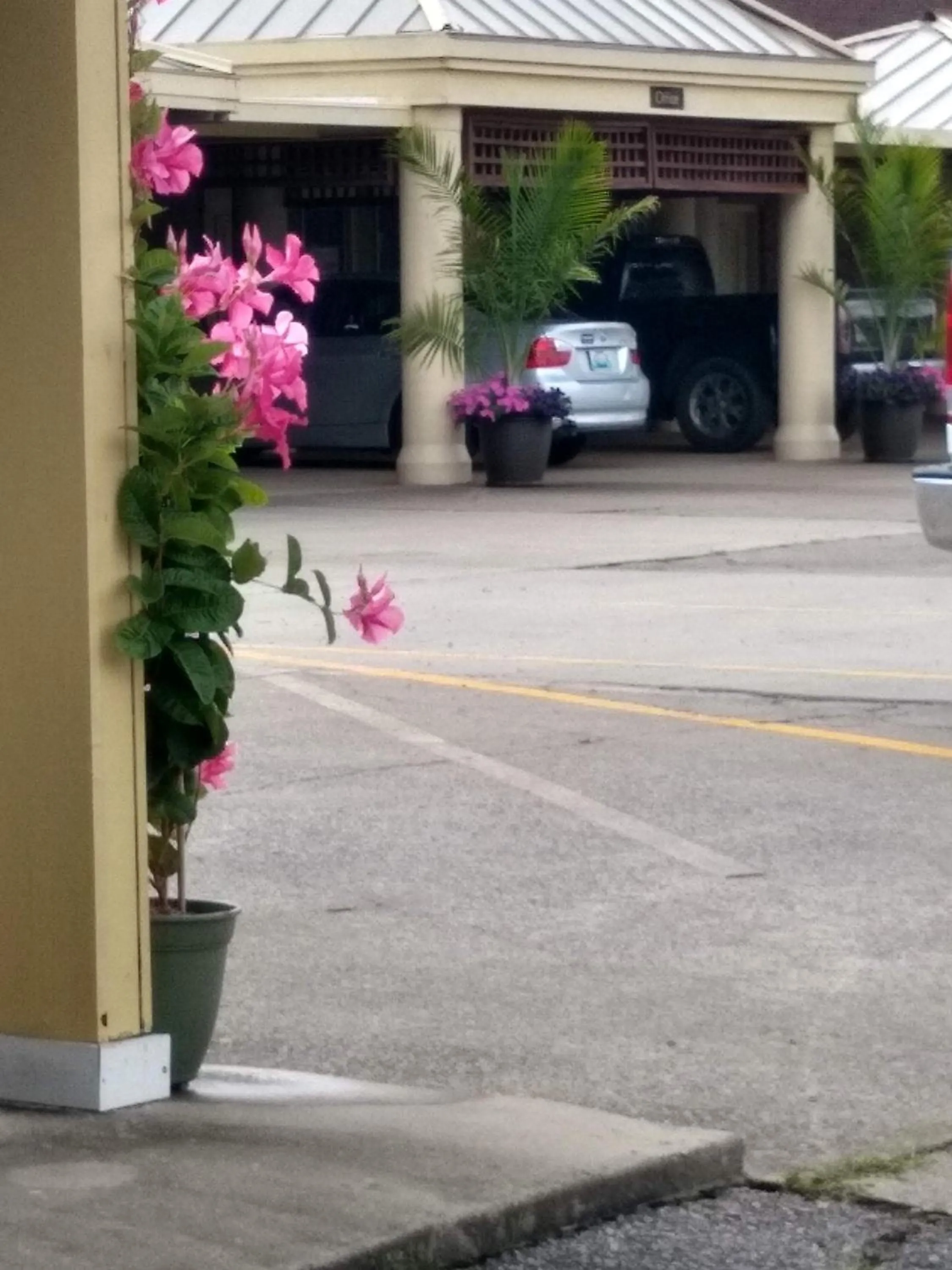 Facade/entrance in Southern Comfort Suites