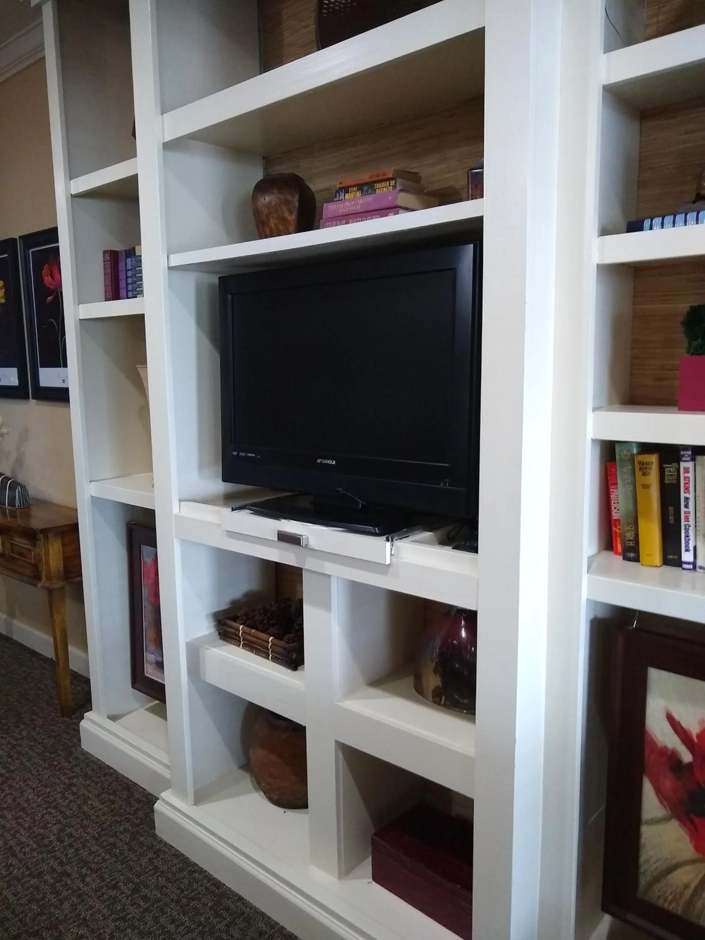 TV and multimedia in Southern Comfort Suites