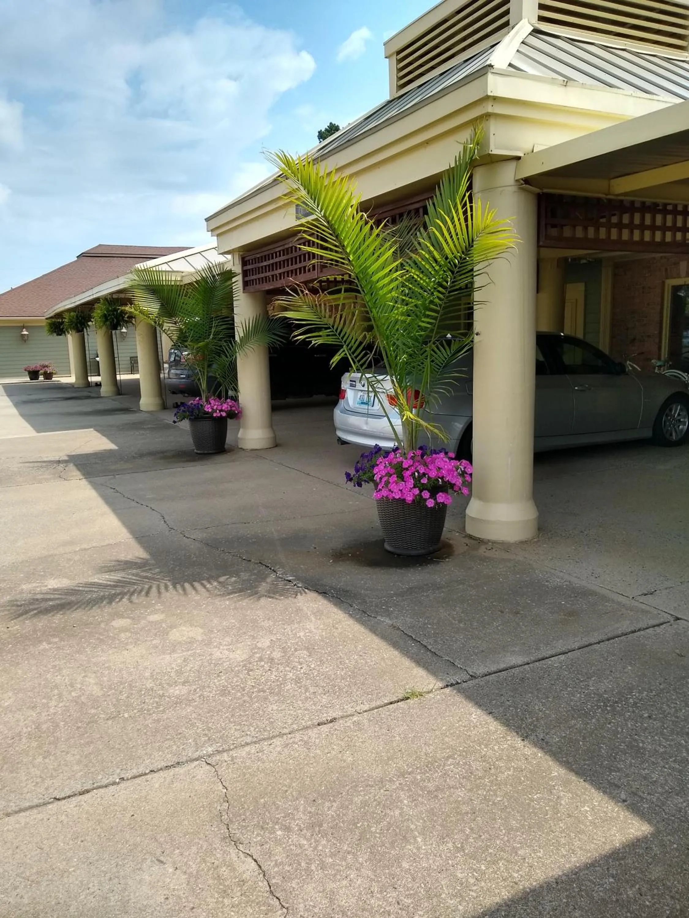 Facade/entrance in Southern Comfort Suites