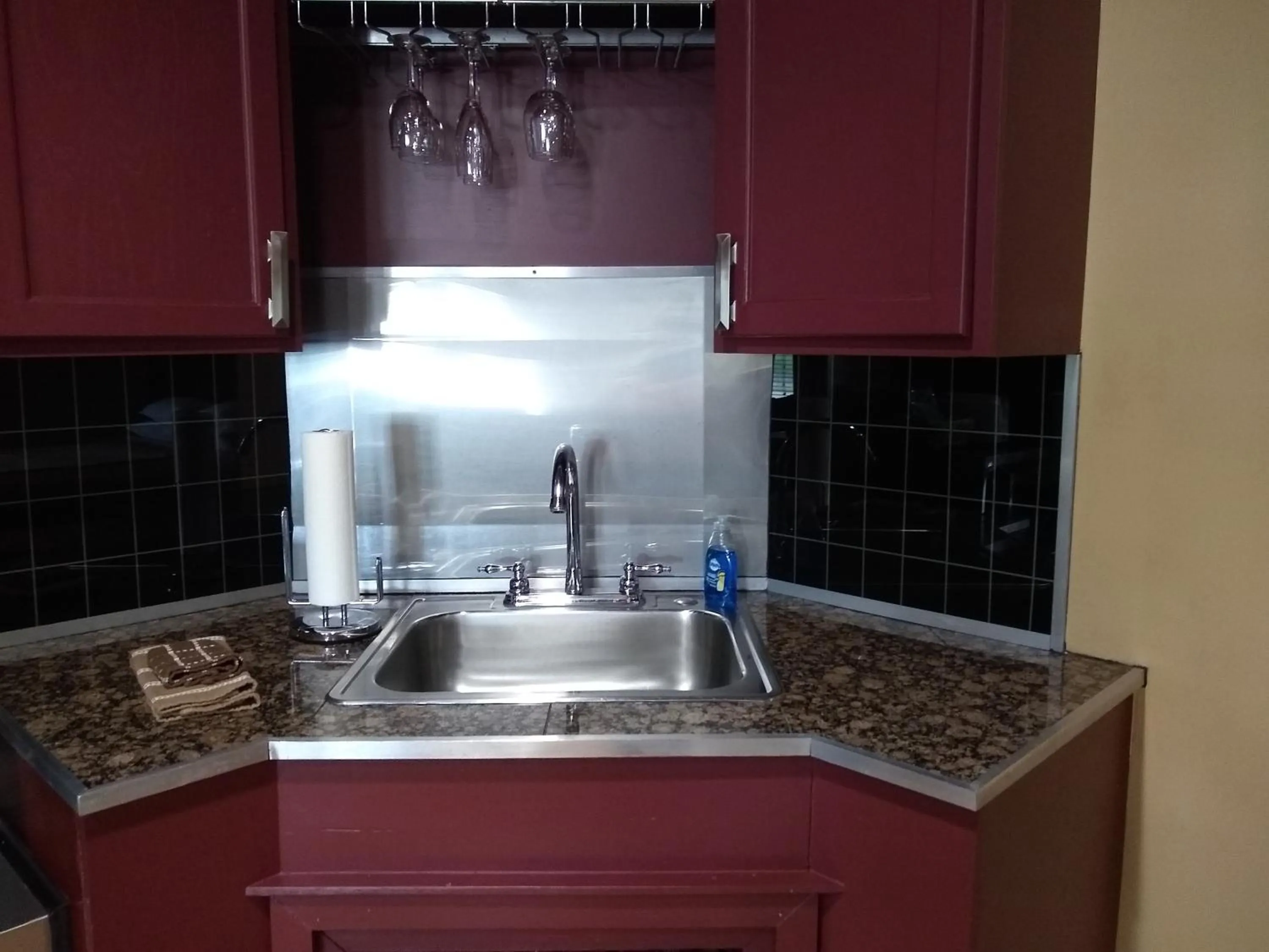 Kitchen or kitchenette in Southern Comfort Suites