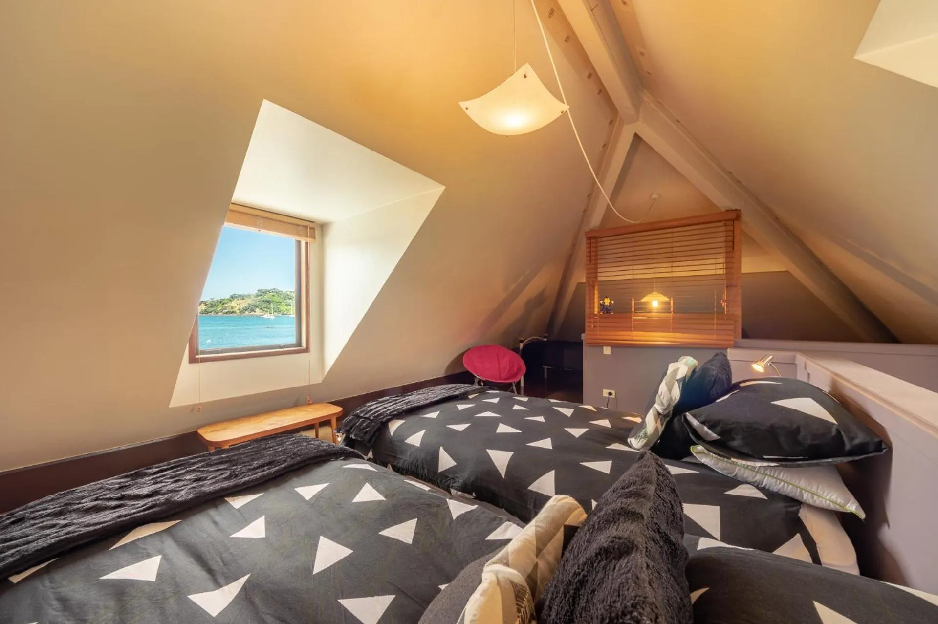 Day, Bed in Absolute Beach front-Tutukaka Harbour