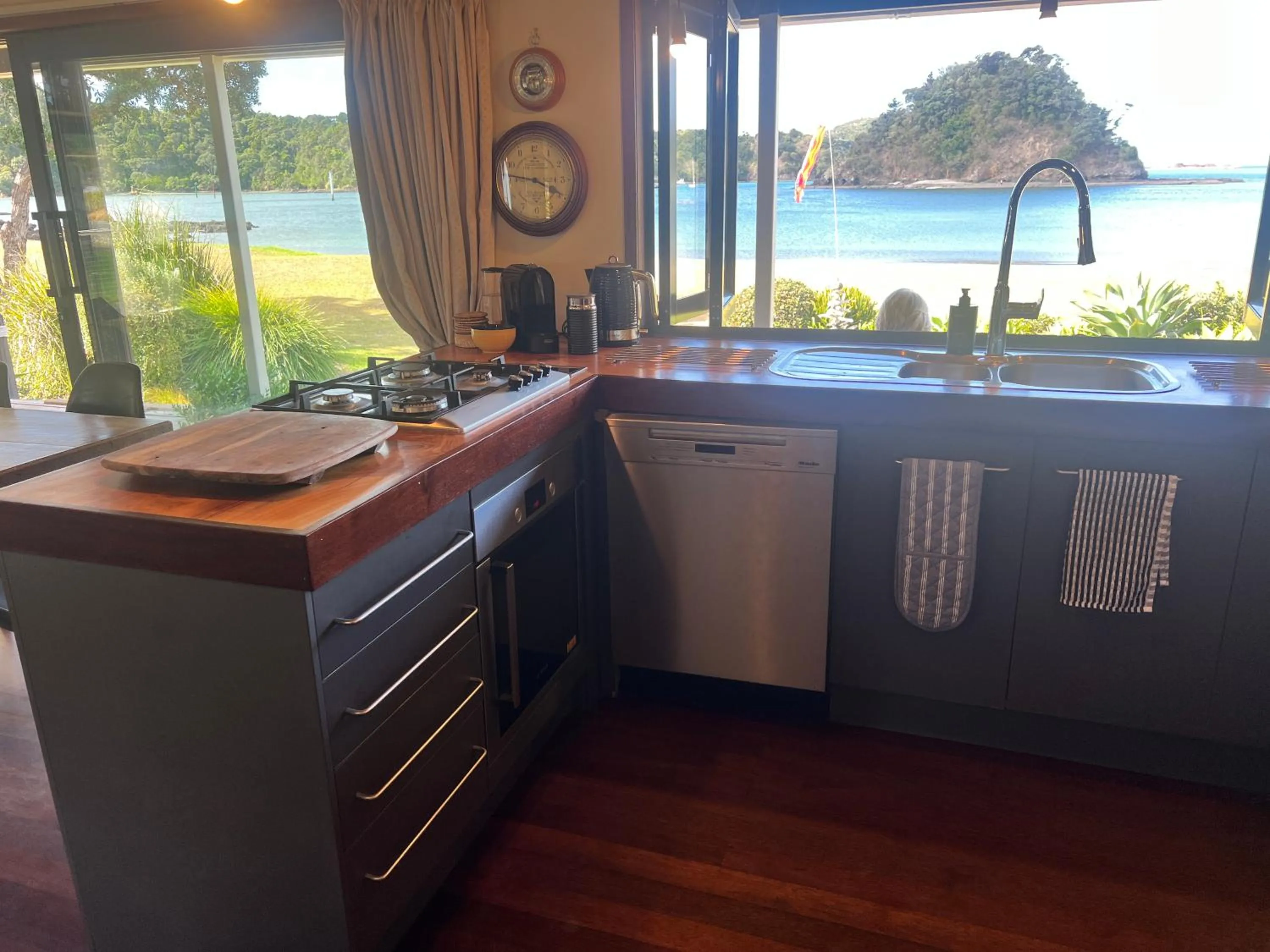 Kitchen or kitchenette in Absolute Beach front-Tutukaka Harbour