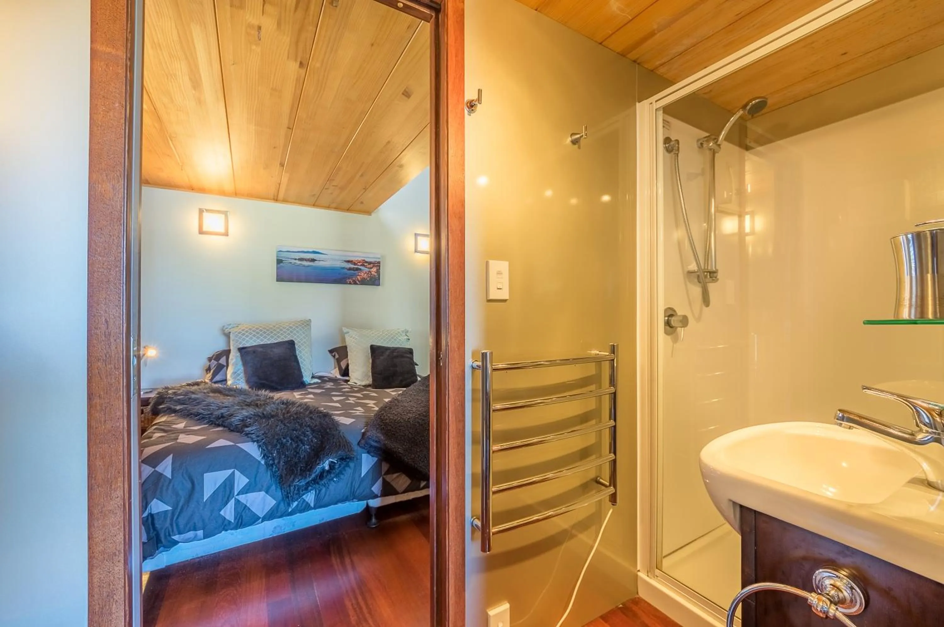Shower, Bed in Absolute Beach front-Tutukaka Harbour