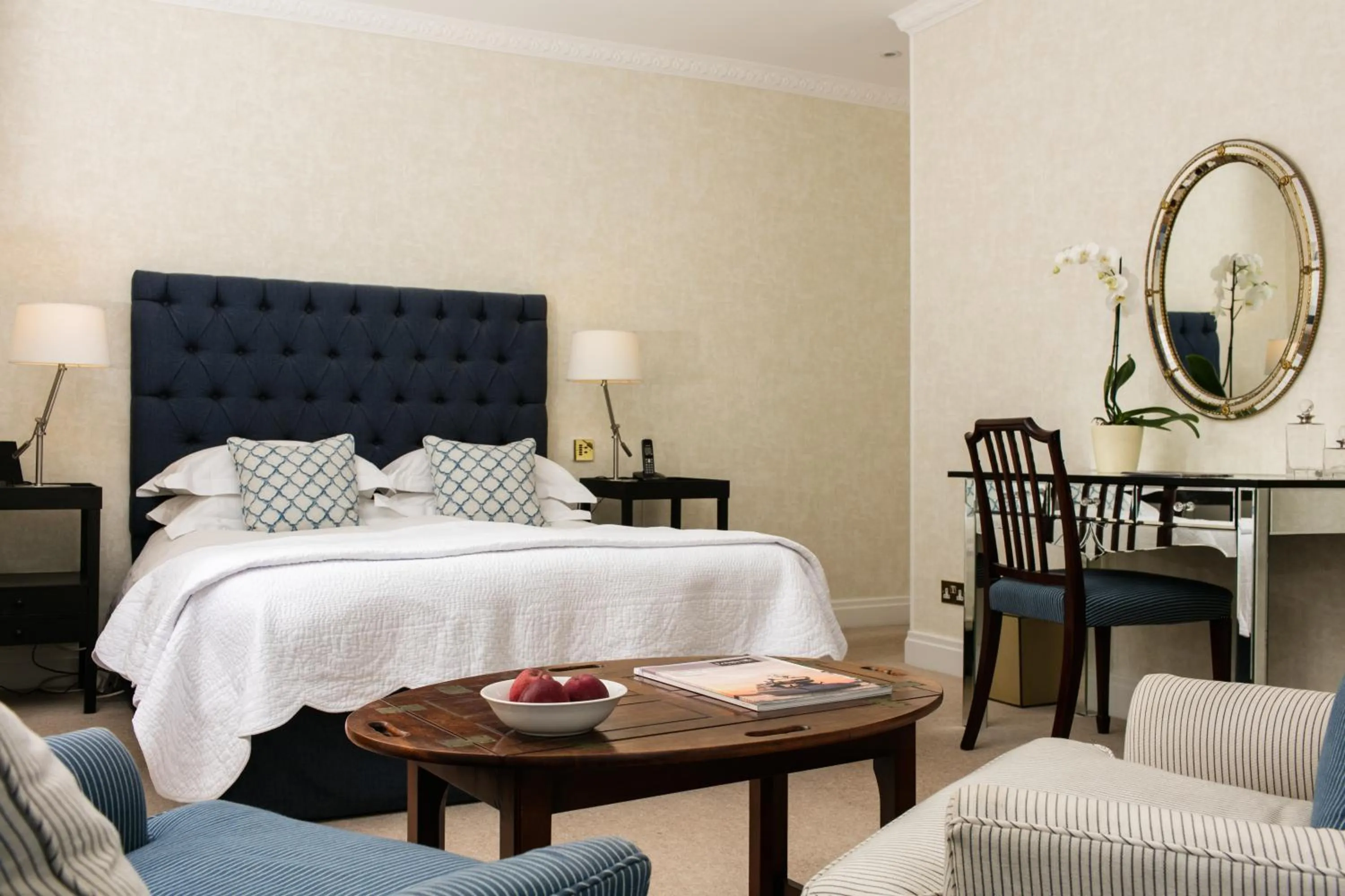 Photo of the whole room, Bed in Longueville Manor