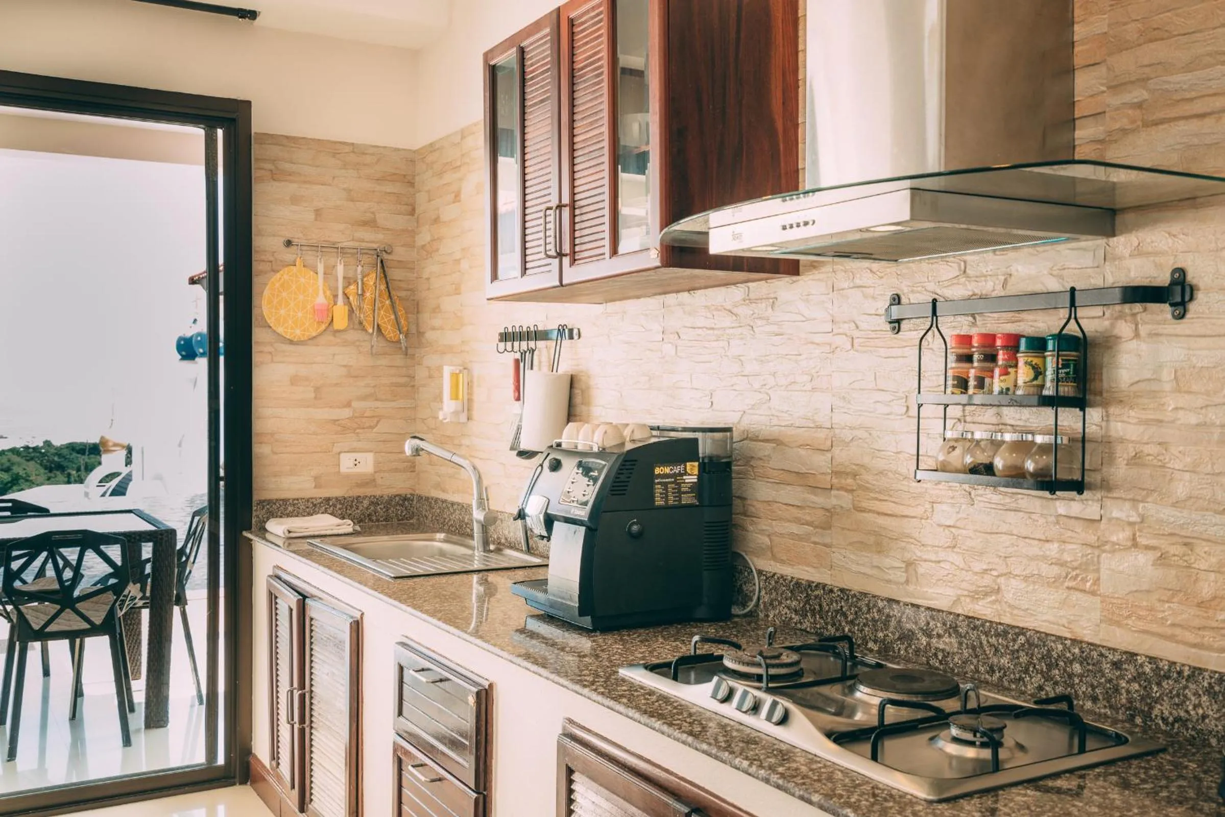 Communal kitchen in Lilu Villa In Lamai