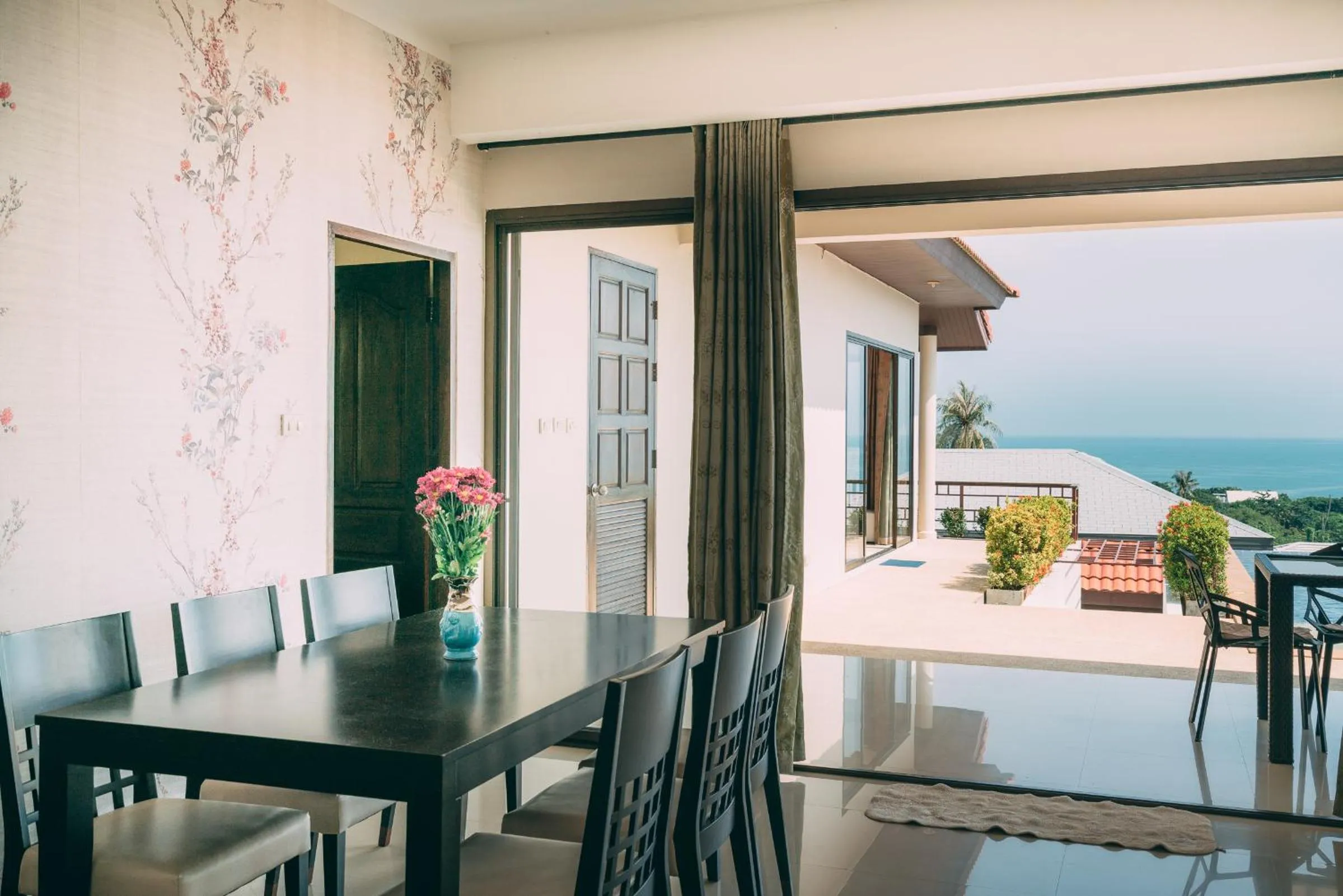 Dining area in Lilu Villa In Lamai