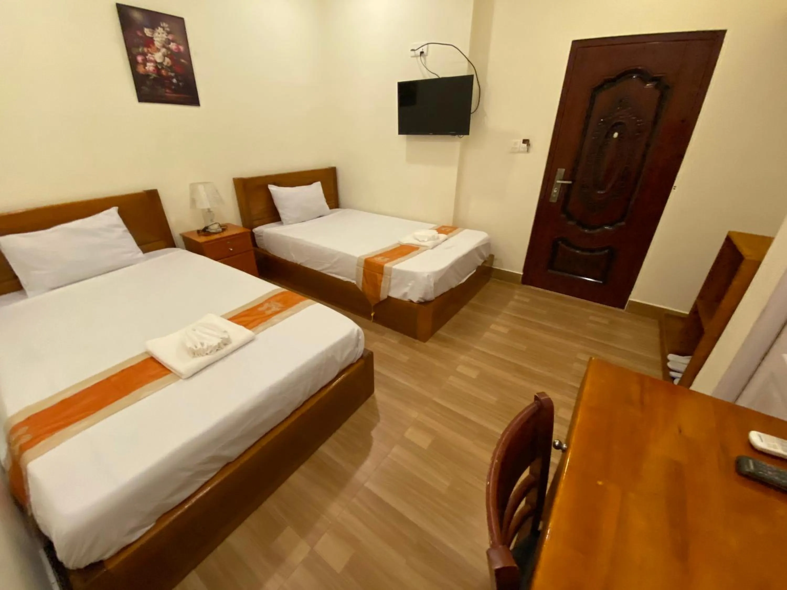 Photo of the whole room, Bed in Phnom Penh Le Vincent Hotel