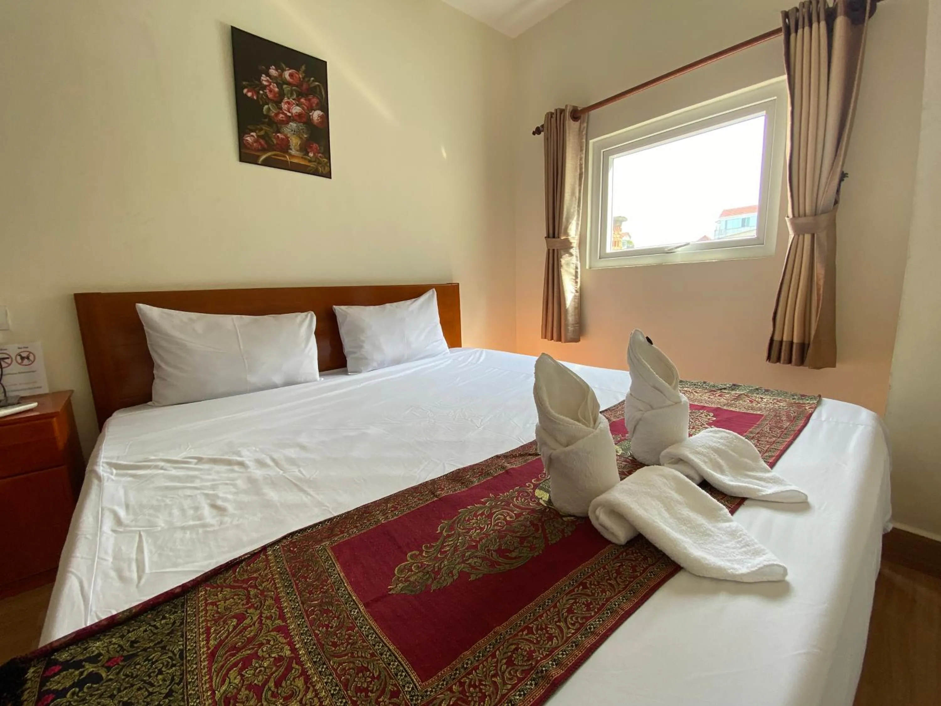 Bedroom, Bed in Phnom Penh Le Vincent Hotel