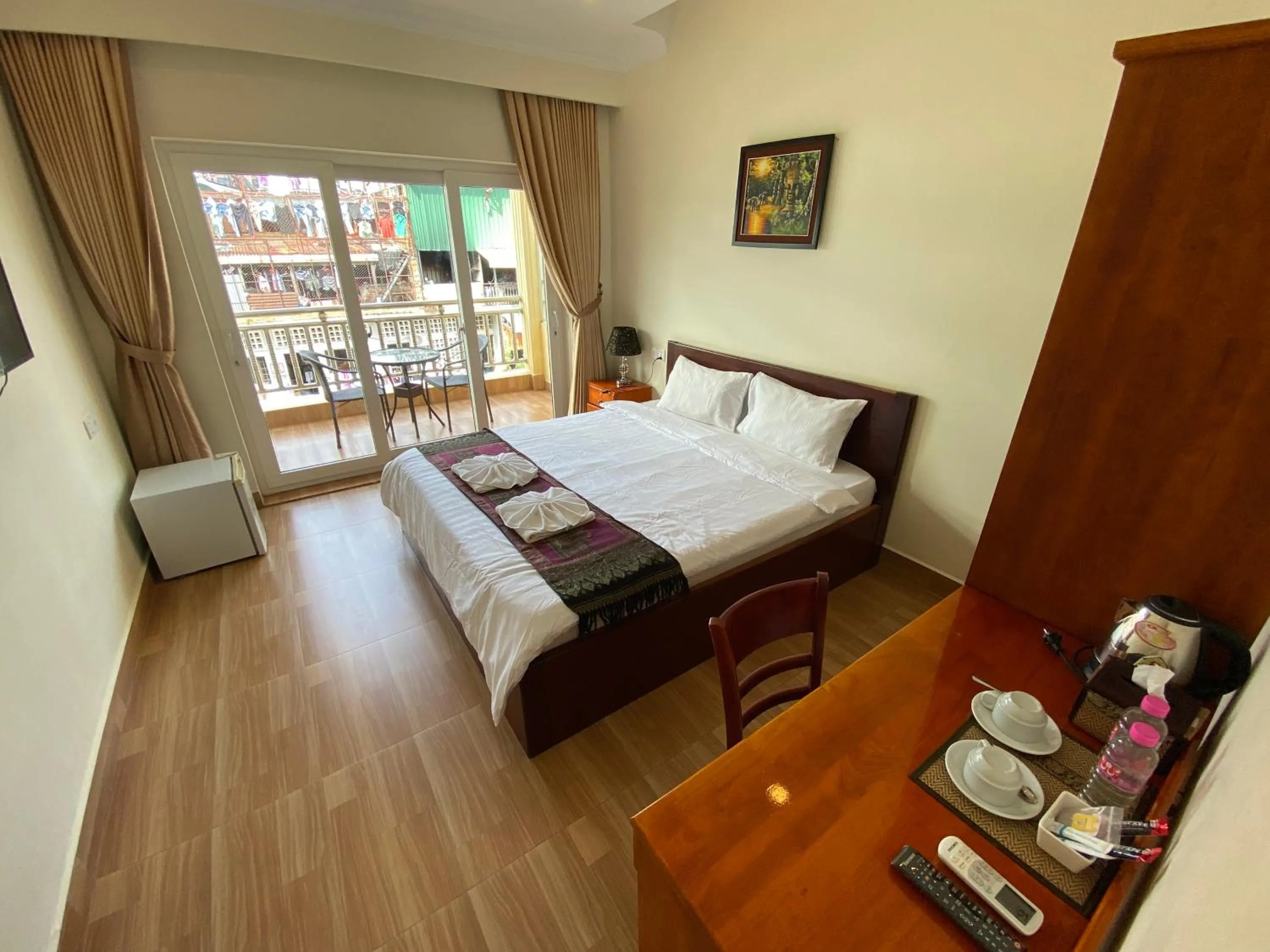 Photo of the whole room, Bed in Phnom Penh Le Vincent Hotel