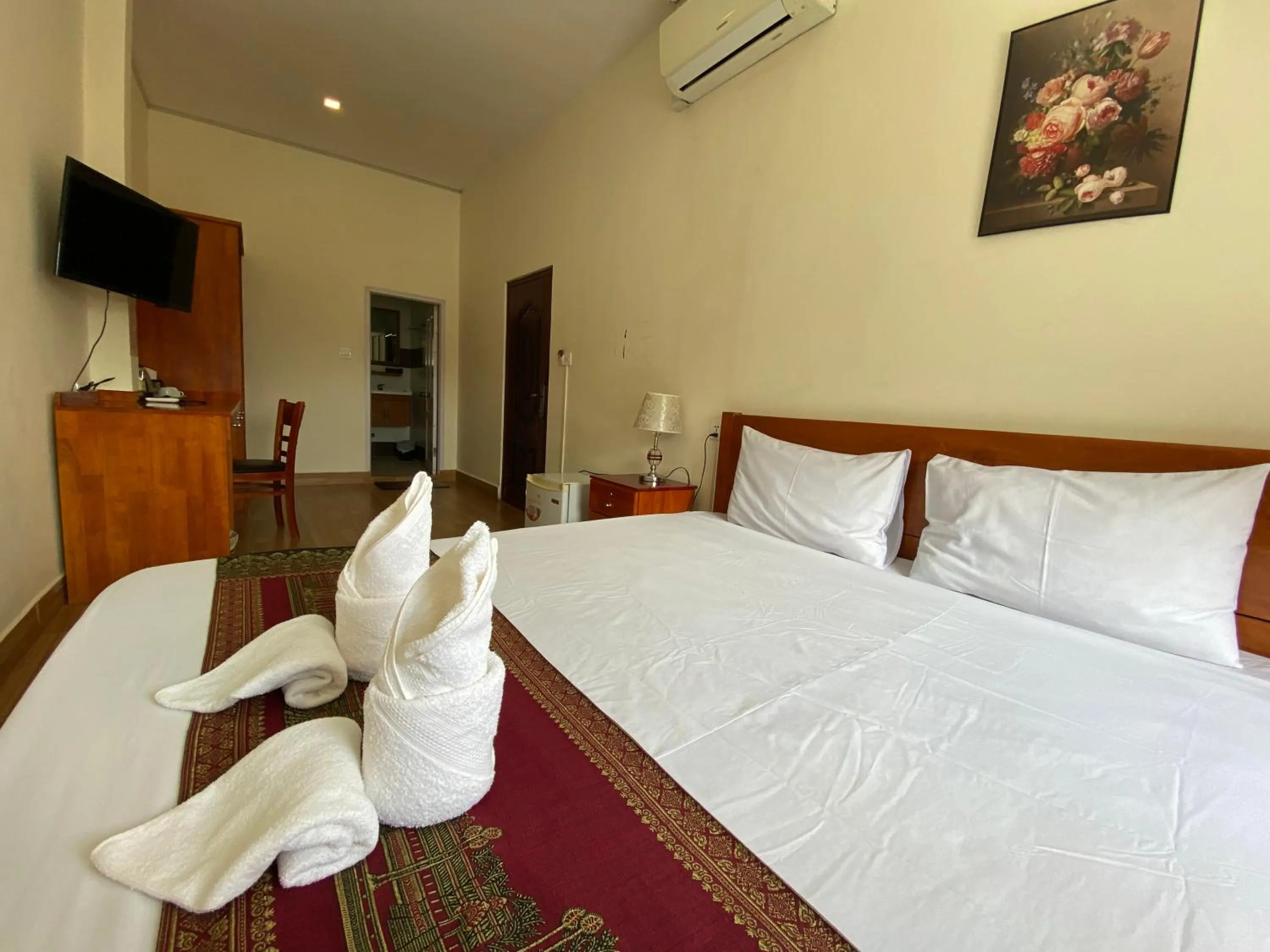 Photo of the whole room, Bed in Phnom Penh Le Vincent Hotel