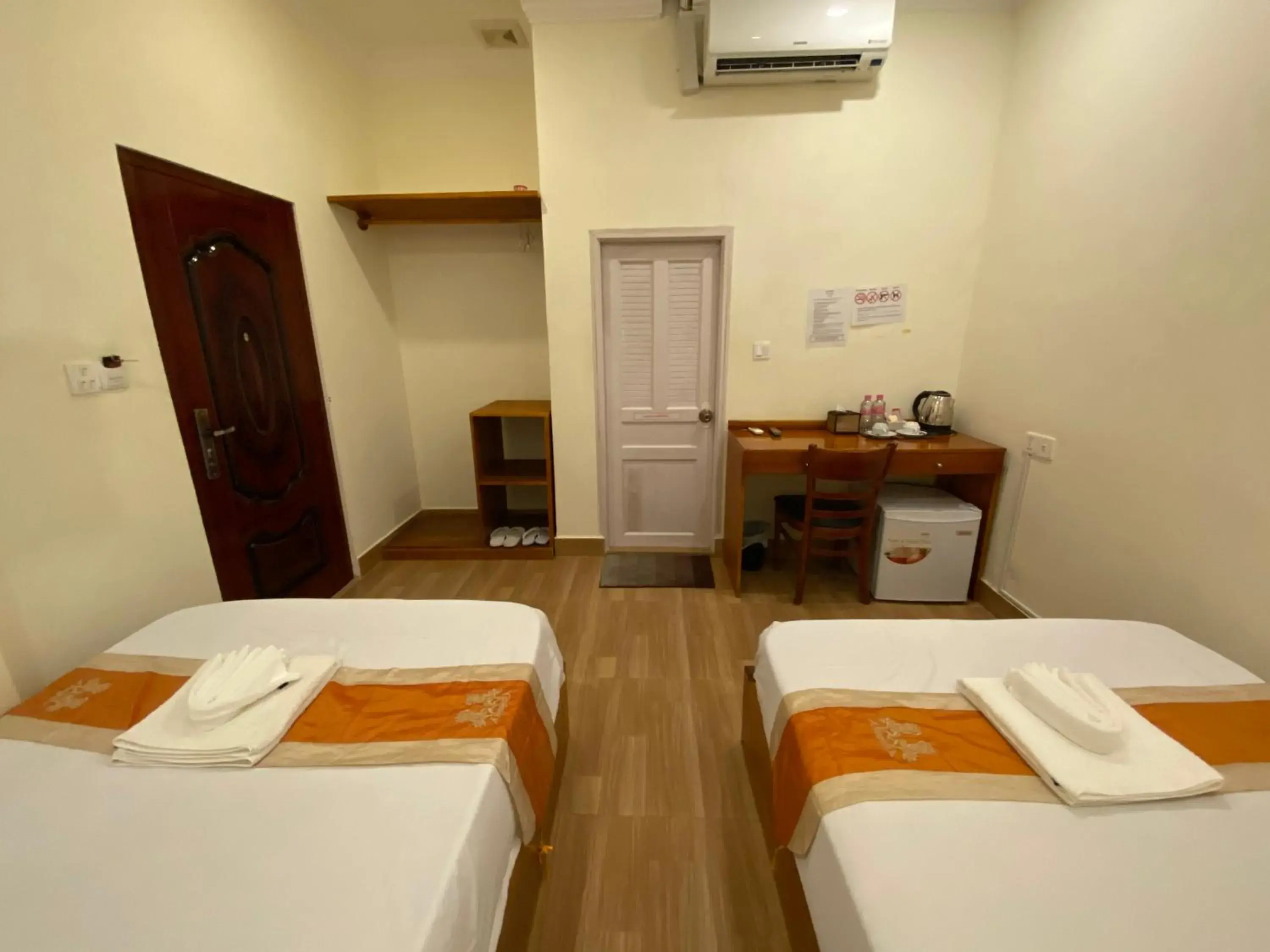 Photo of the whole room, Bed in Phnom Penh Le Vincent Hotel Photo of the whole room, Bed in Phnom Penh Le Vincent Hotel