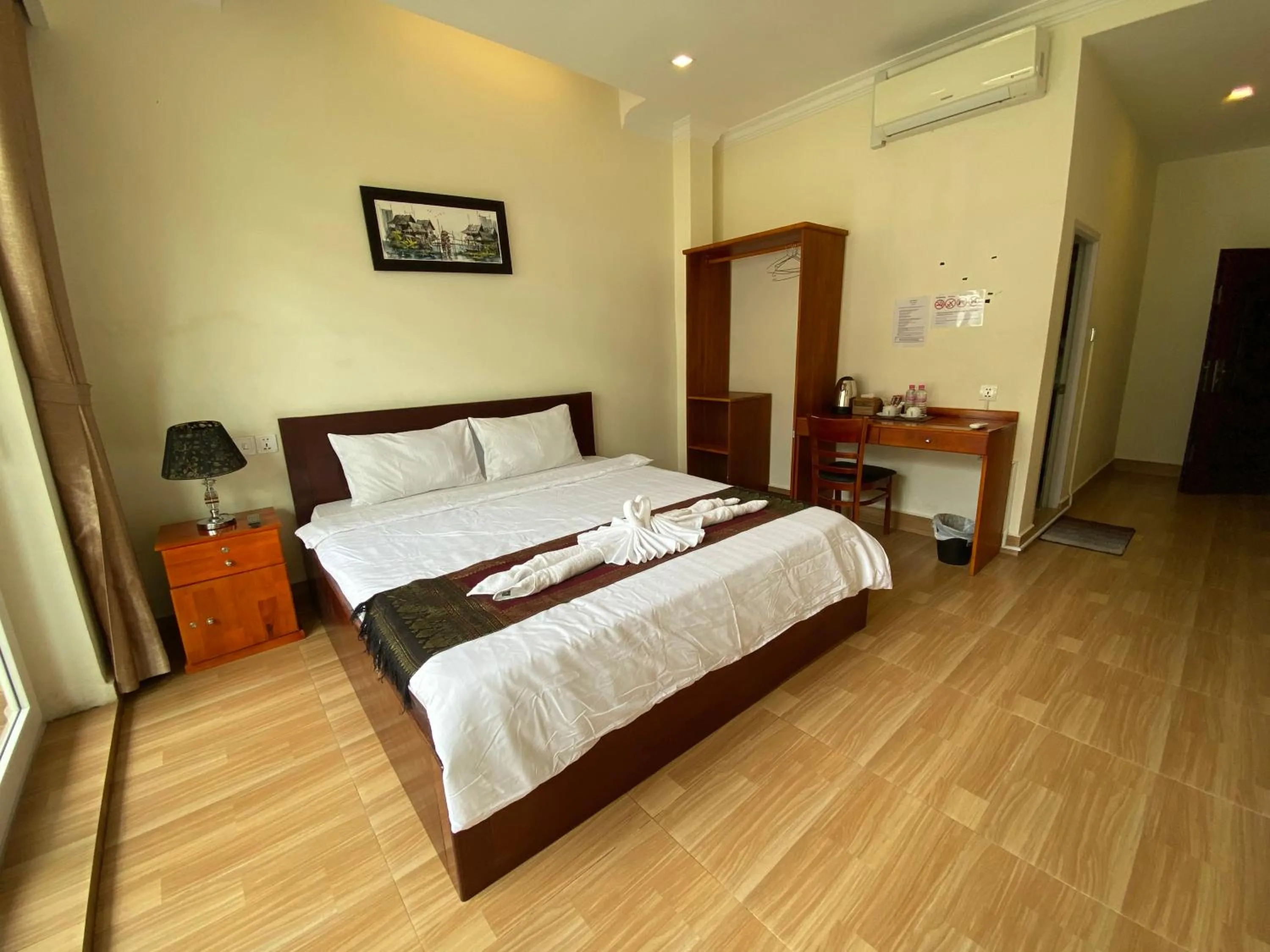 Photo of the whole room, Bed in Phnom Penh Le Vincent Hotel